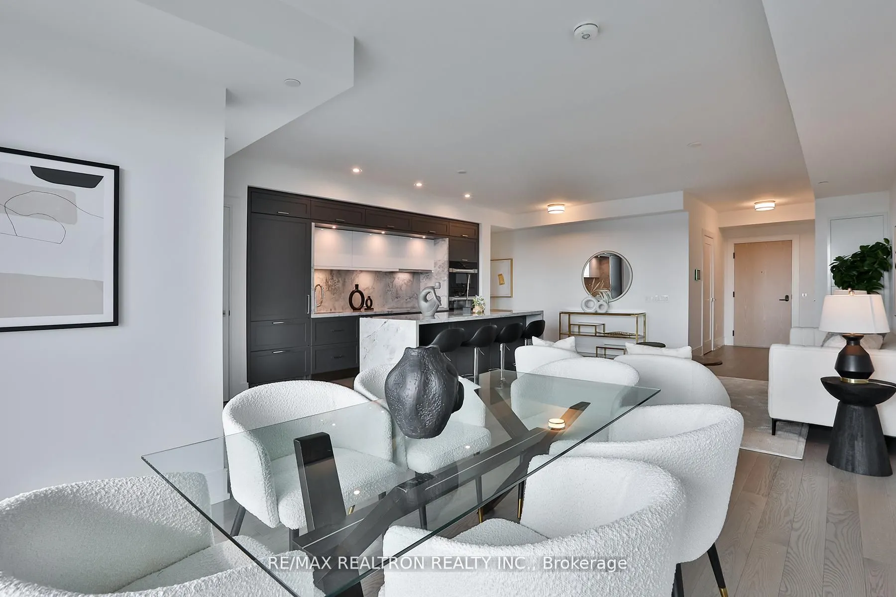 10 Inn On The Park Drive, #901