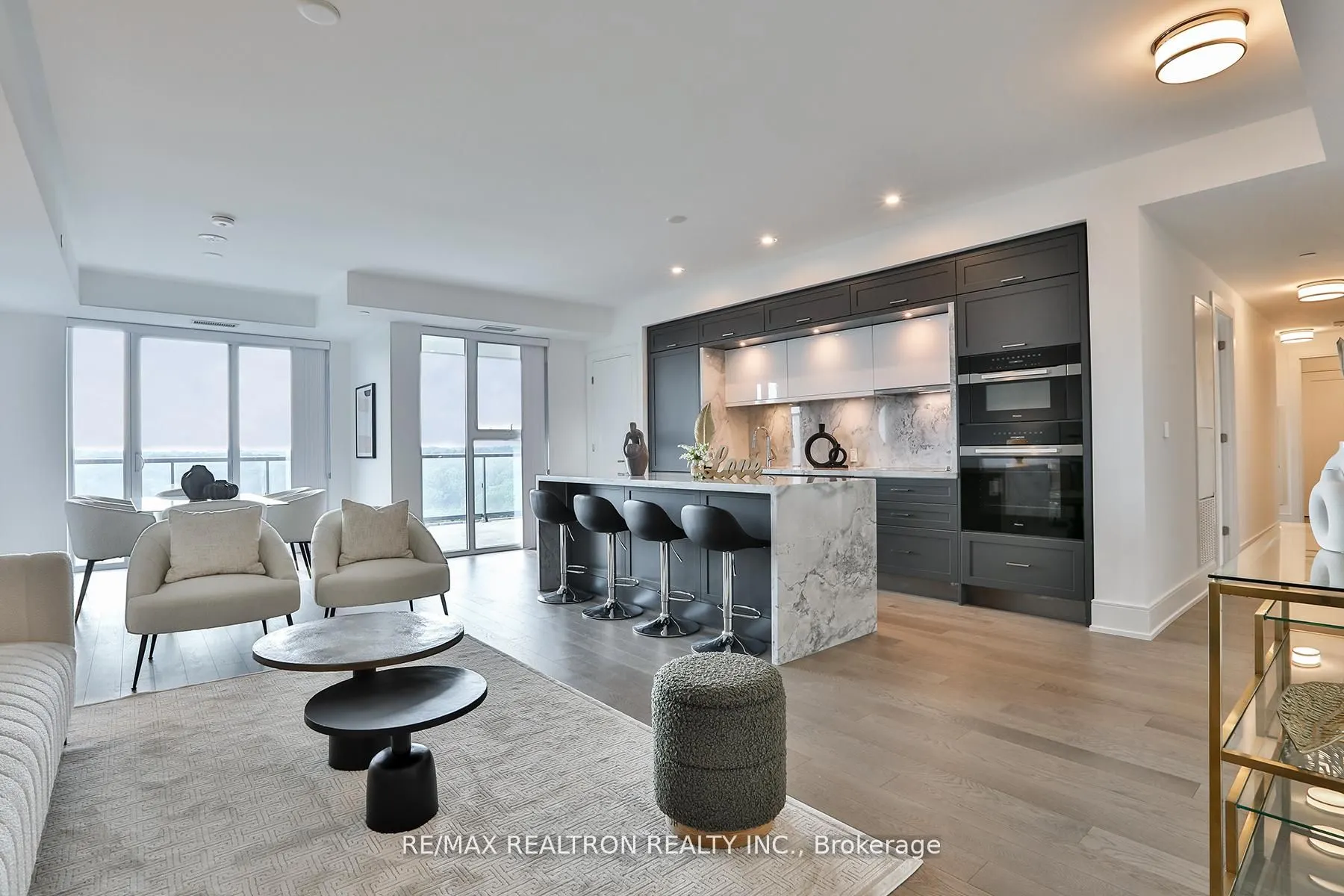 10 Inn On The Park Drive, #901