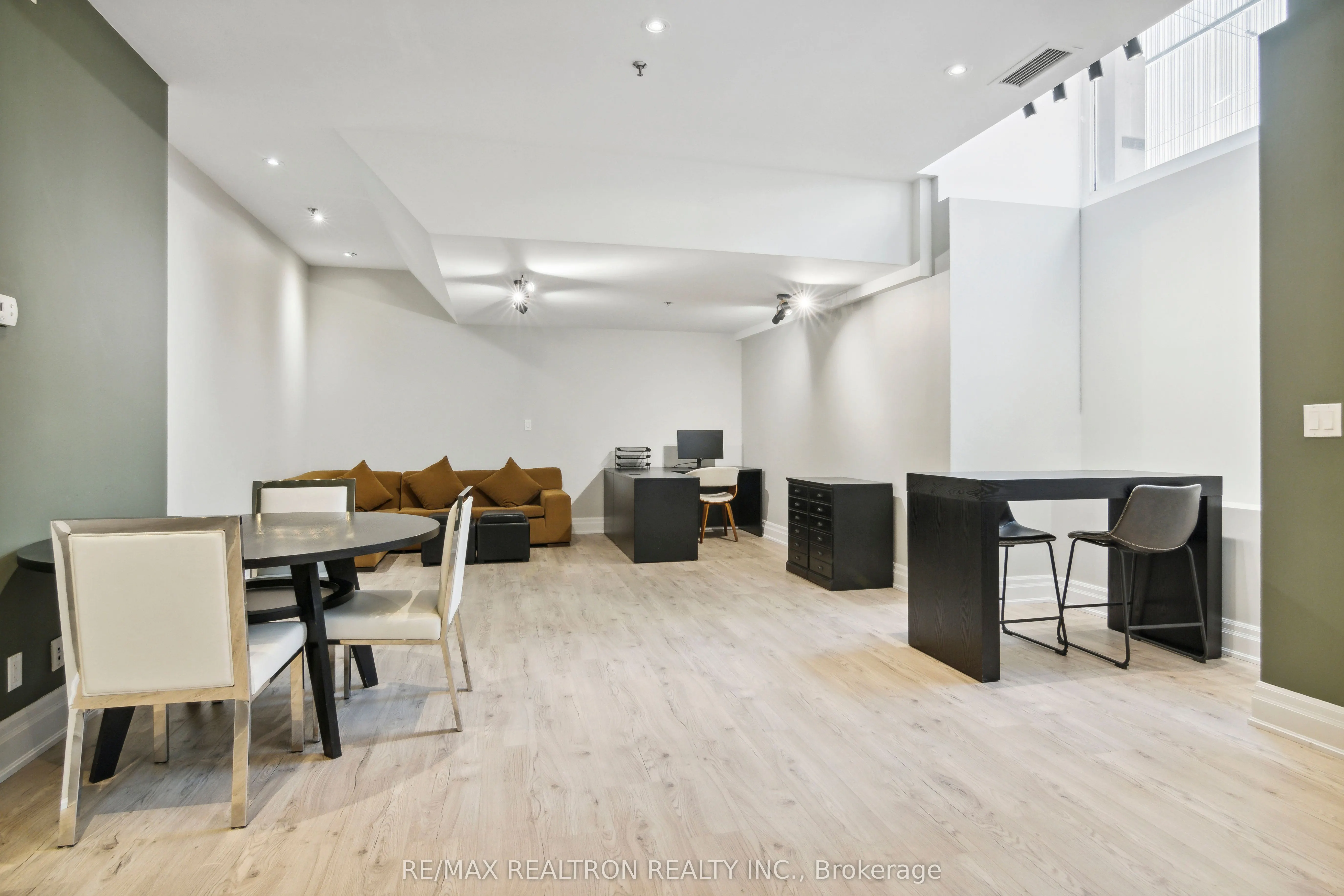 73 Richmond Street W, #L06