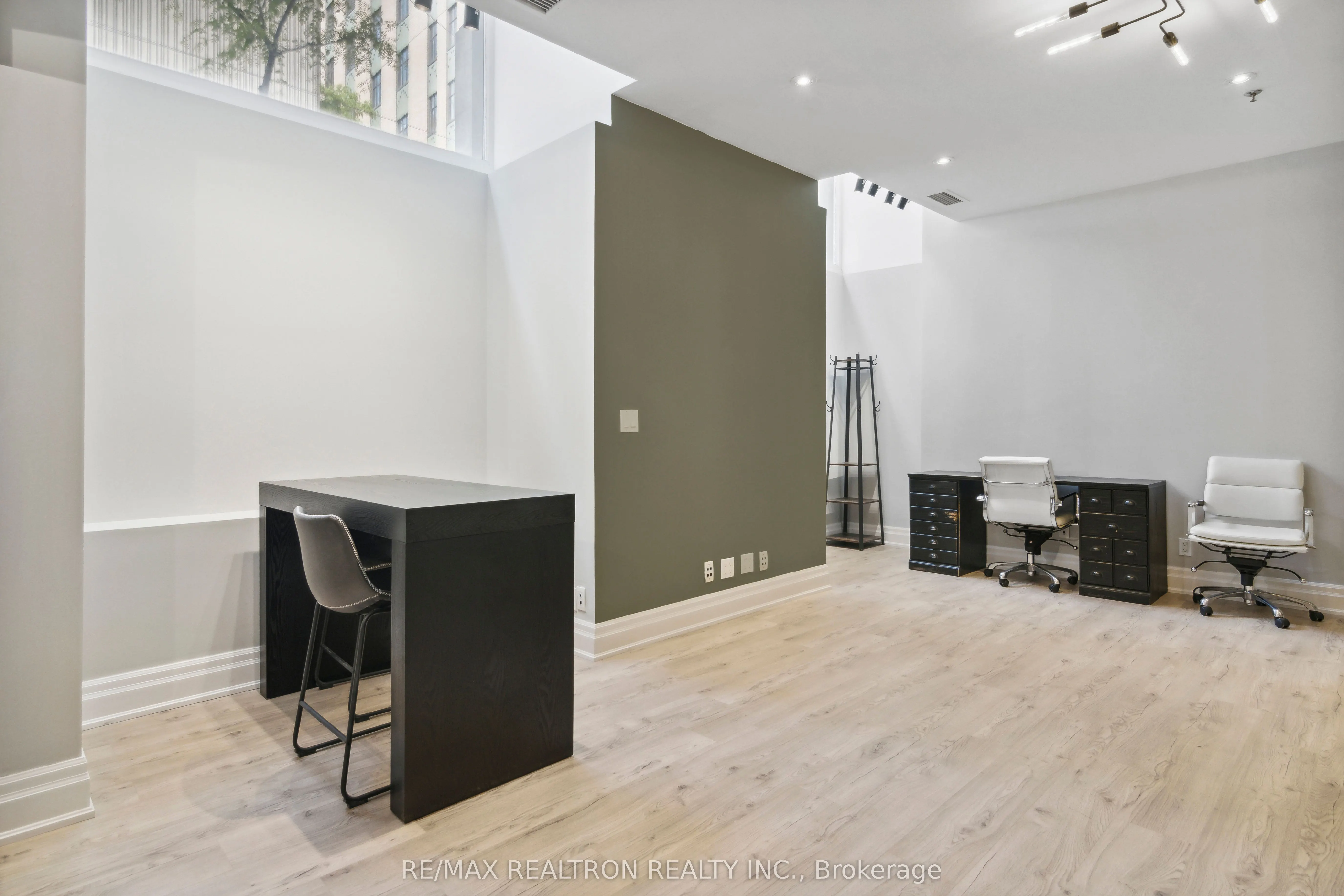 73 Richmond Street W, #L06