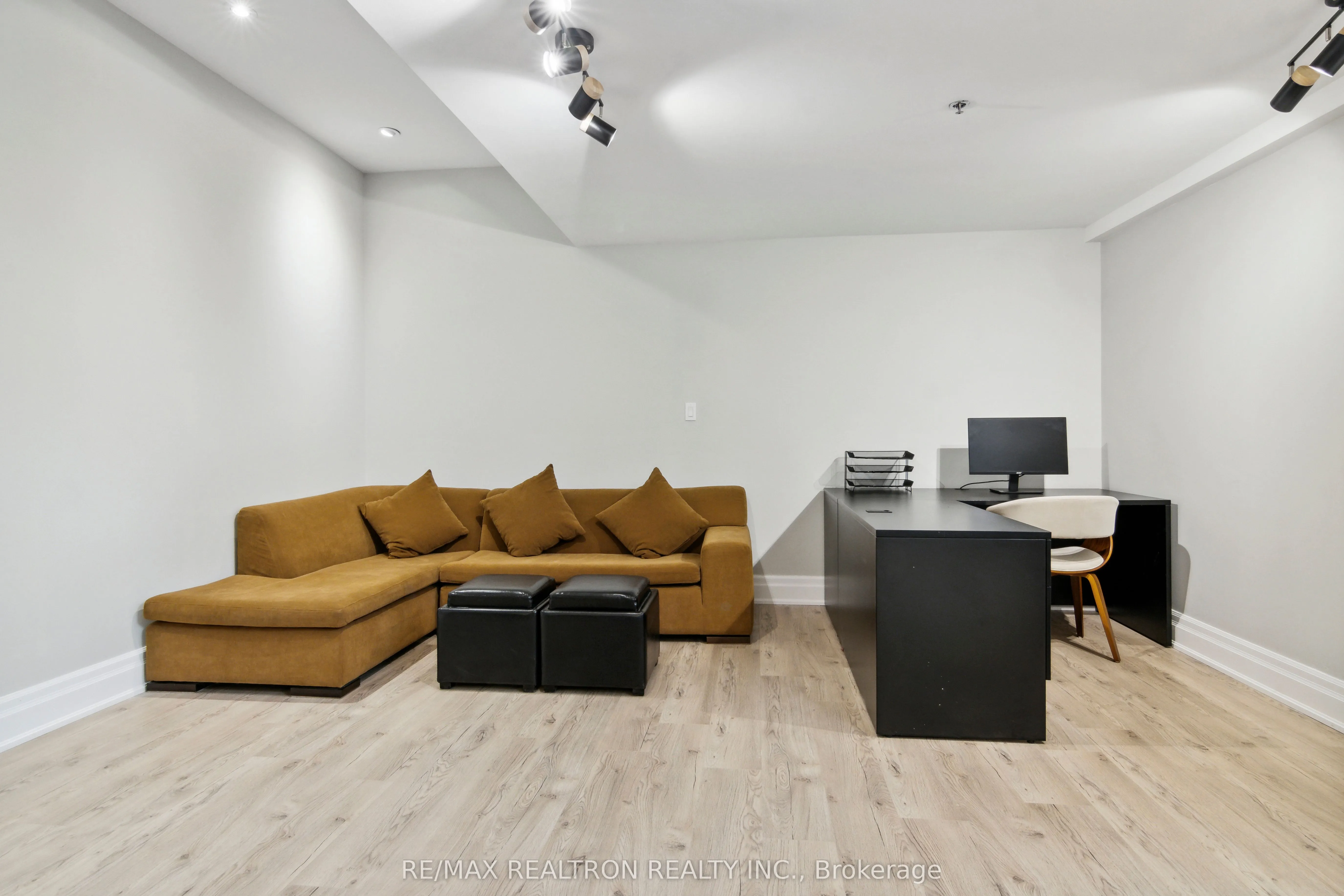 73 Richmond Street W, #L06