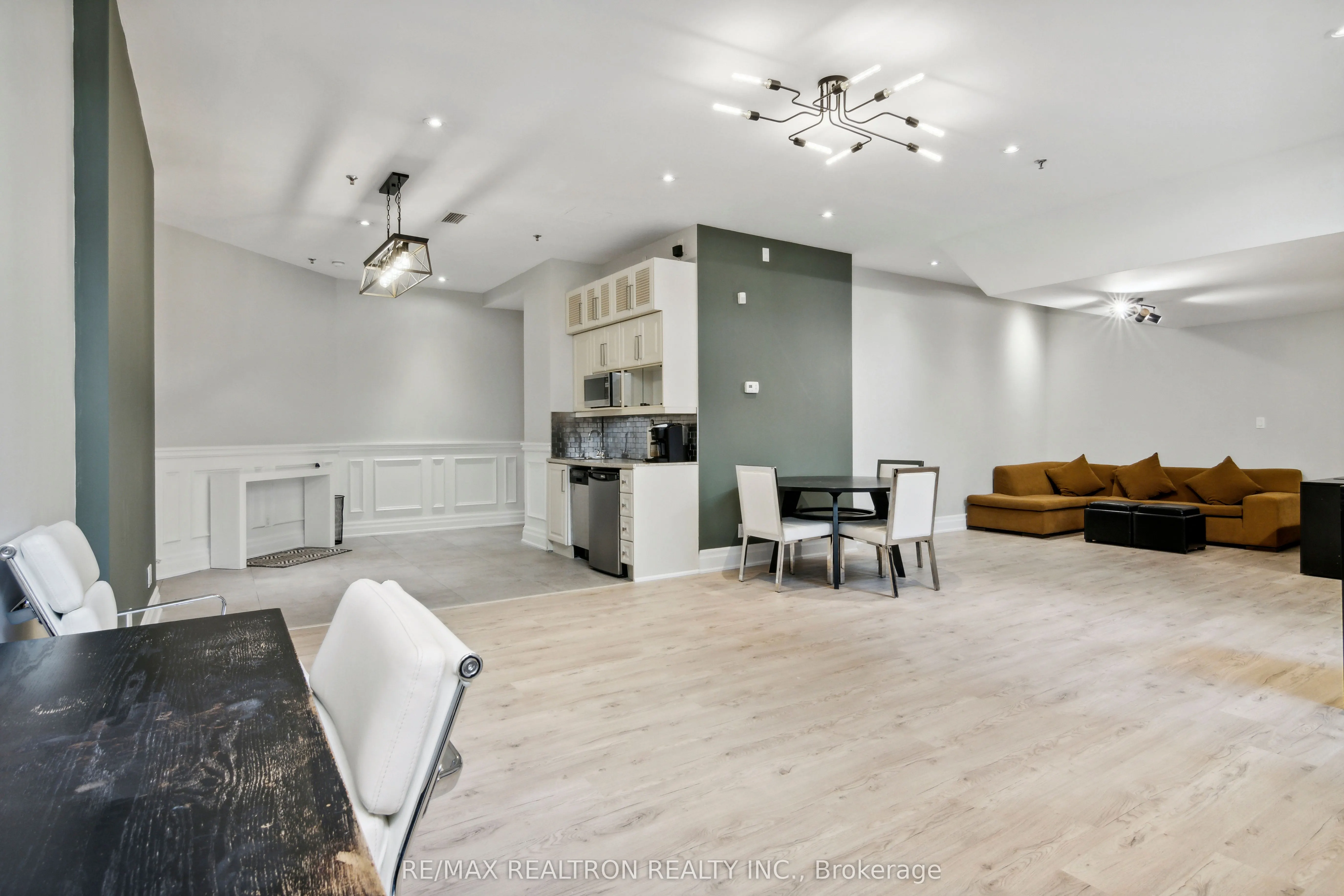 73 Richmond Street W, #L06