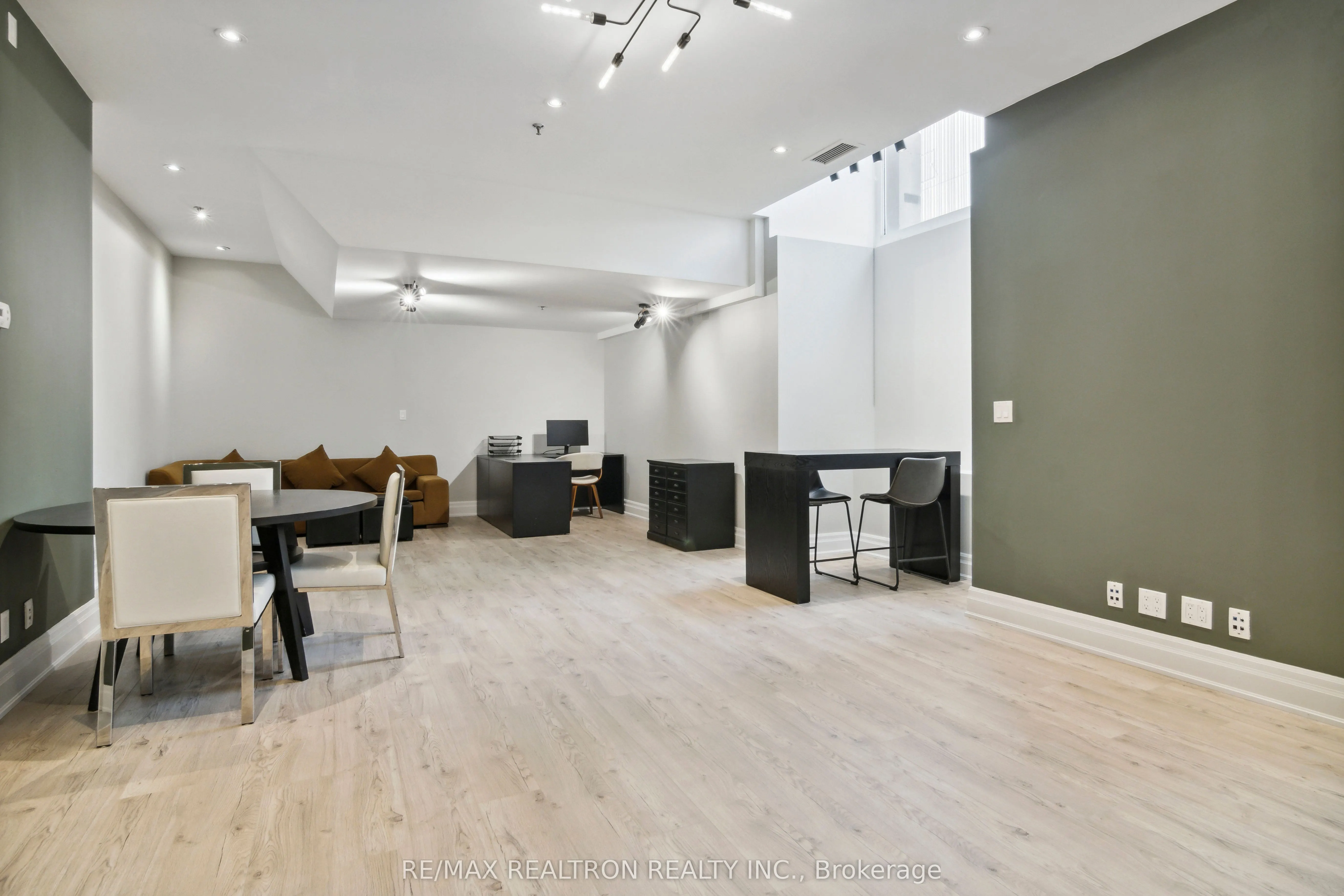 73 Richmond Street W, #L06