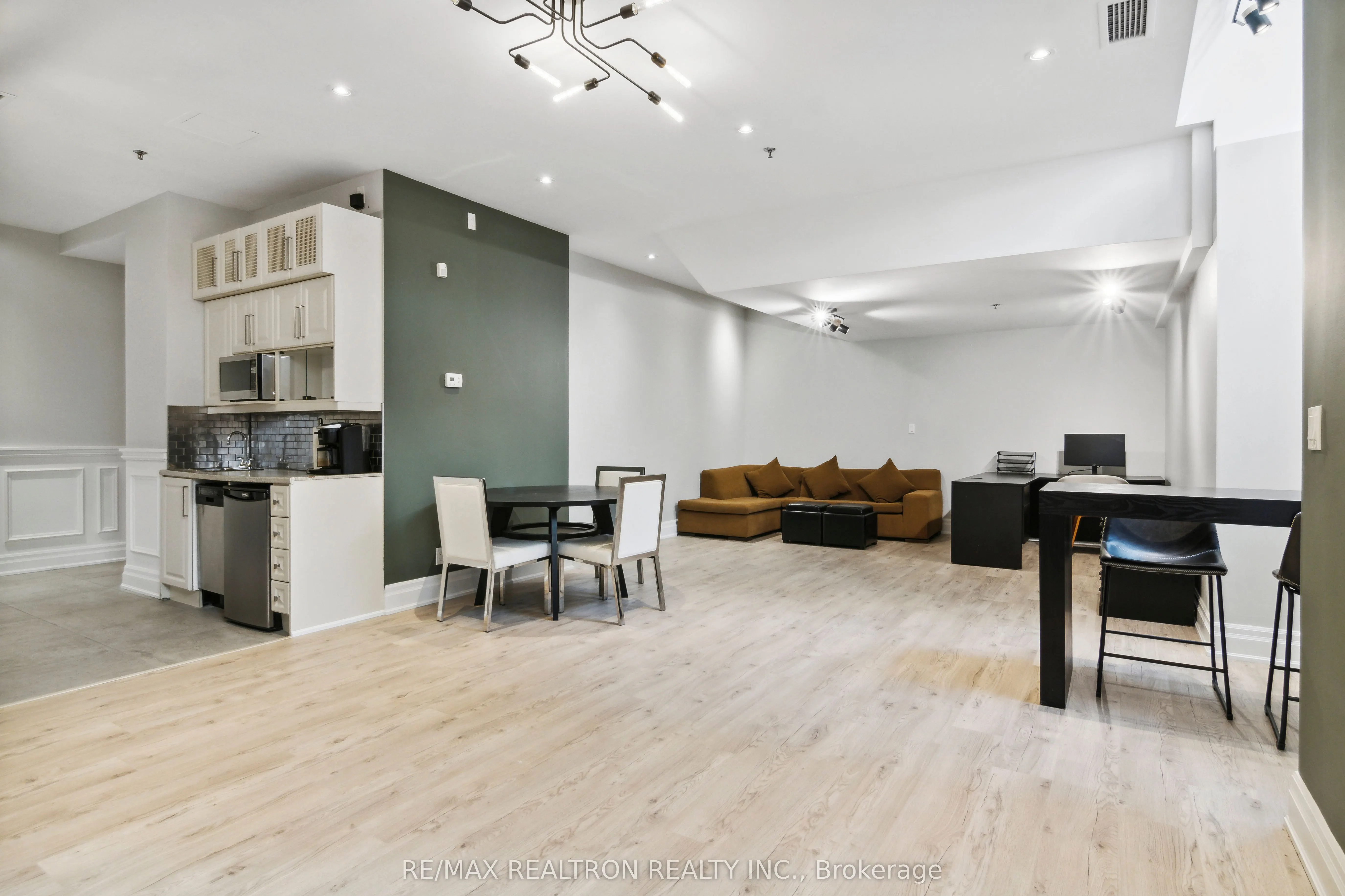 73 Richmond Street W, #L06