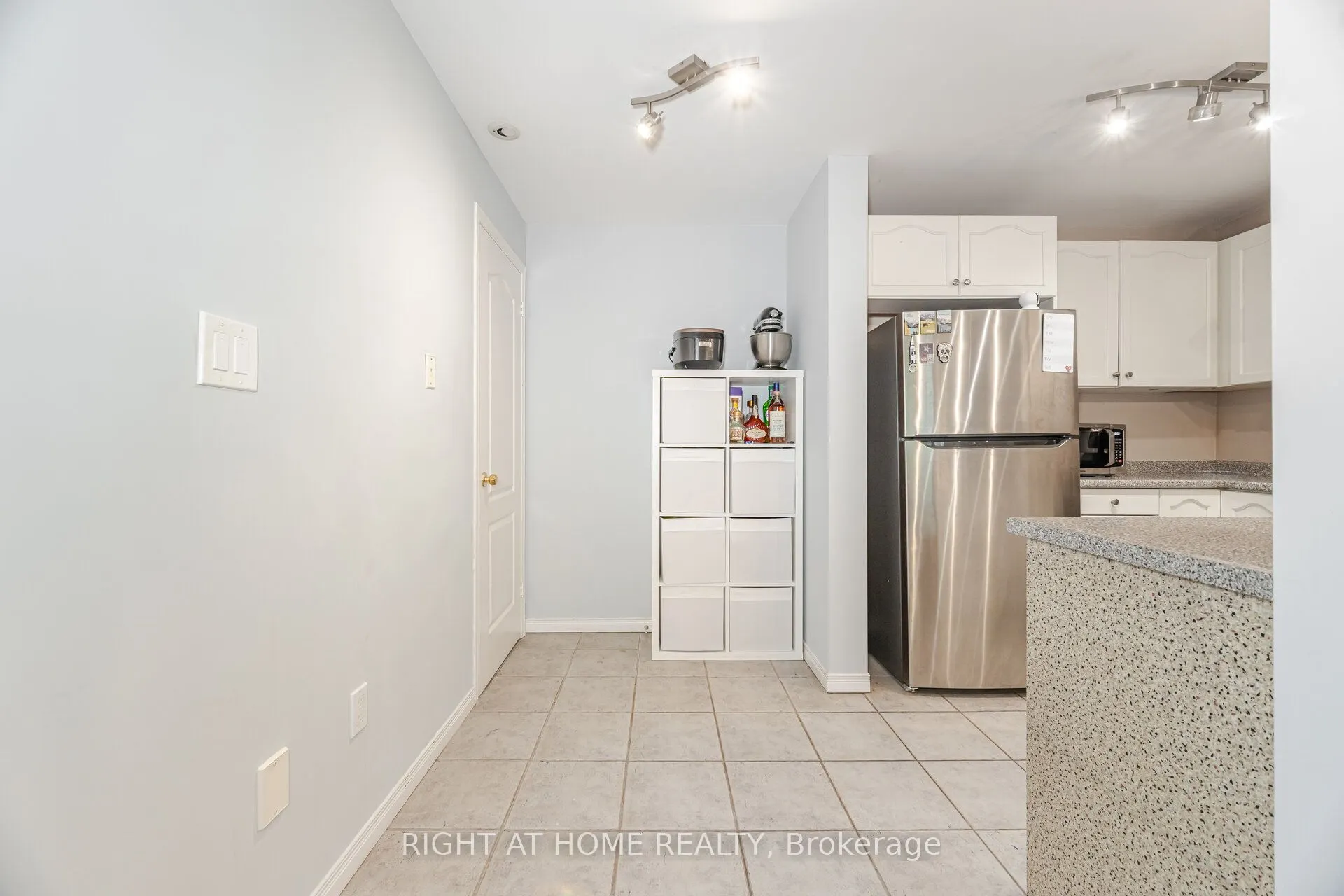 108 Finch Ave W Avenue, #B18