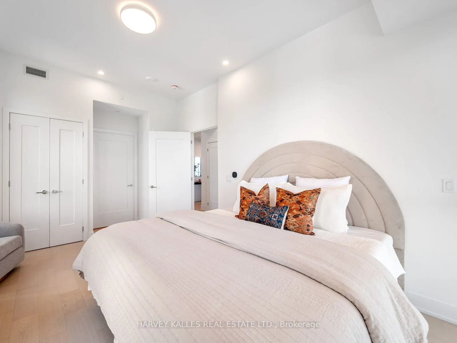 8 Manor Road W, #1003