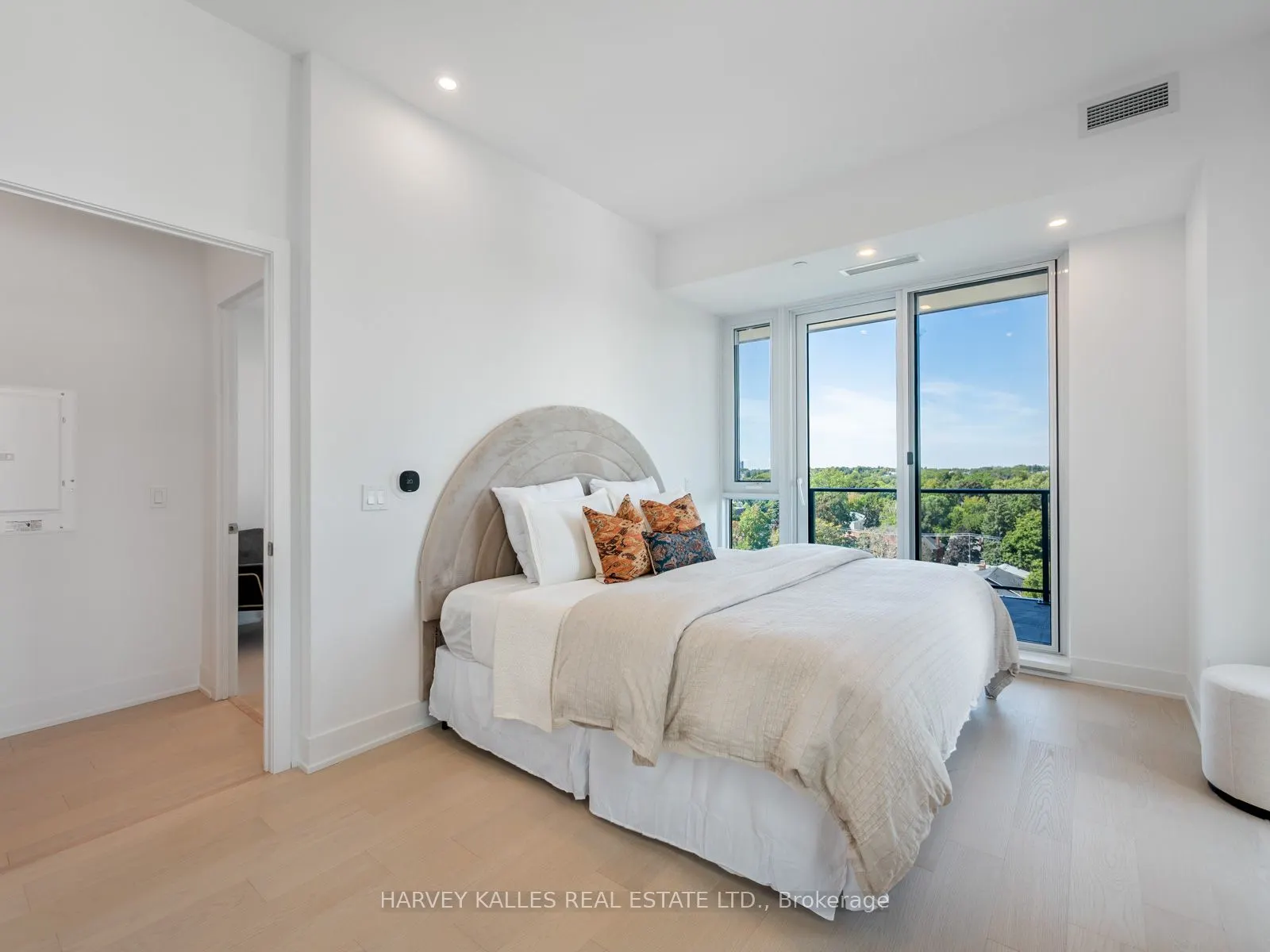 8 Manor Road W, #1003