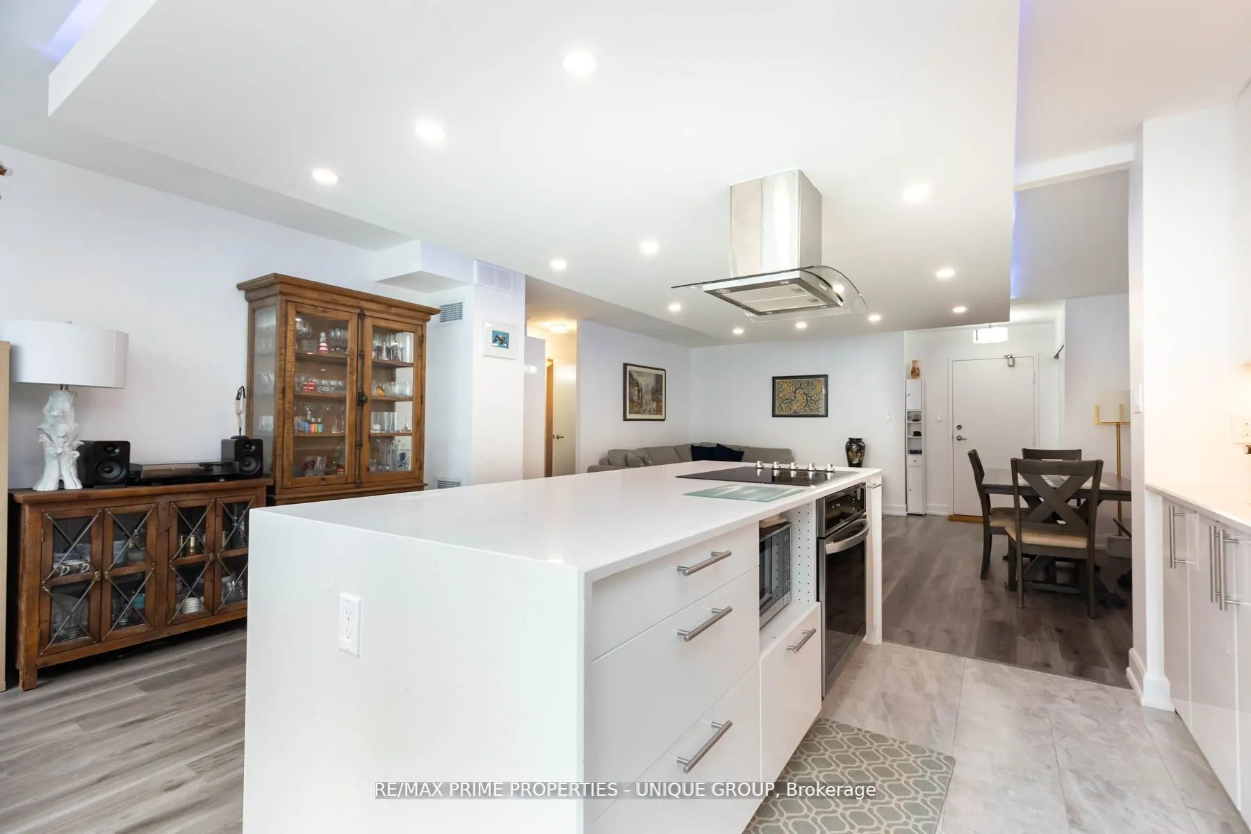 633 Bay Street, #903
