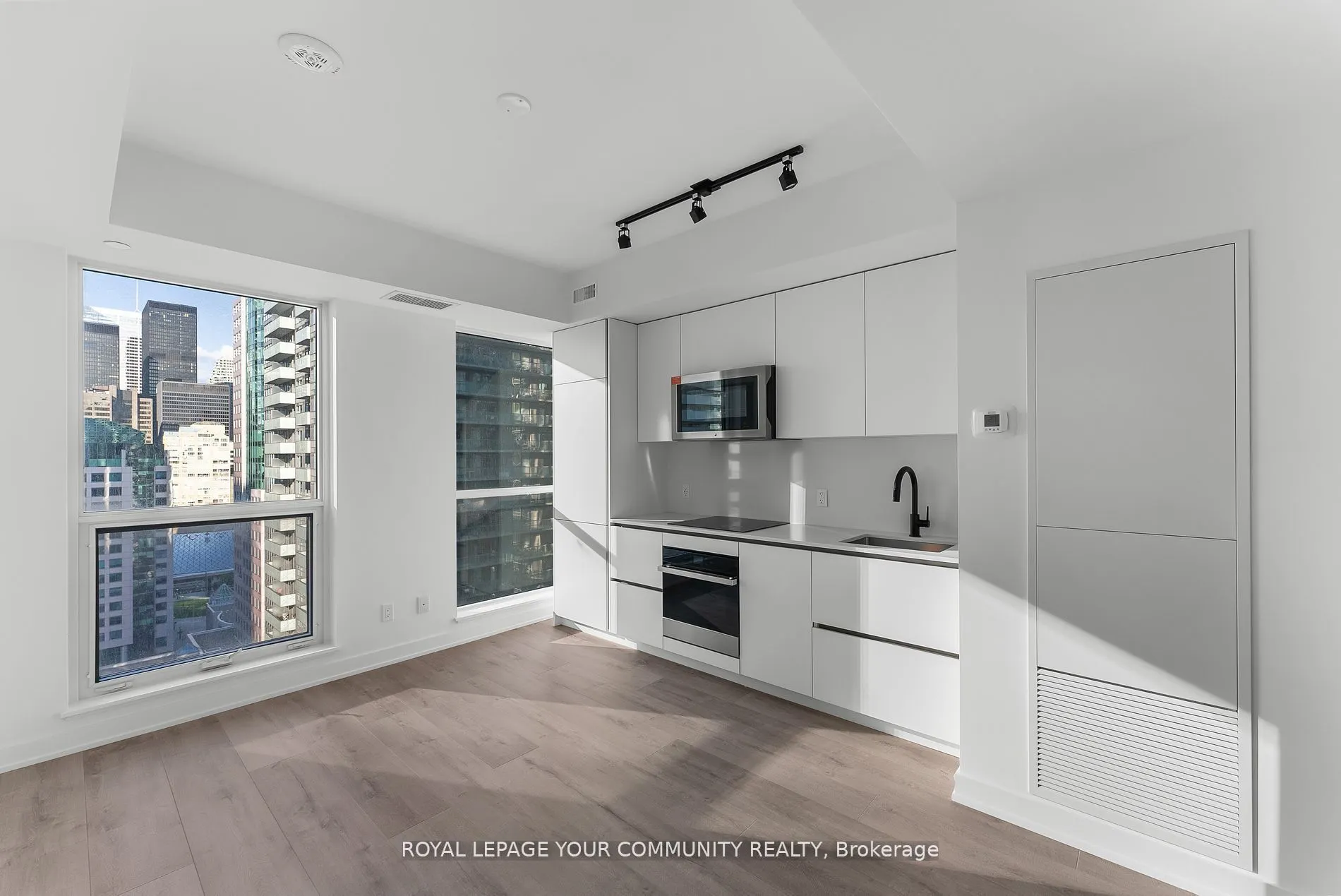 327 King Street W, #4702