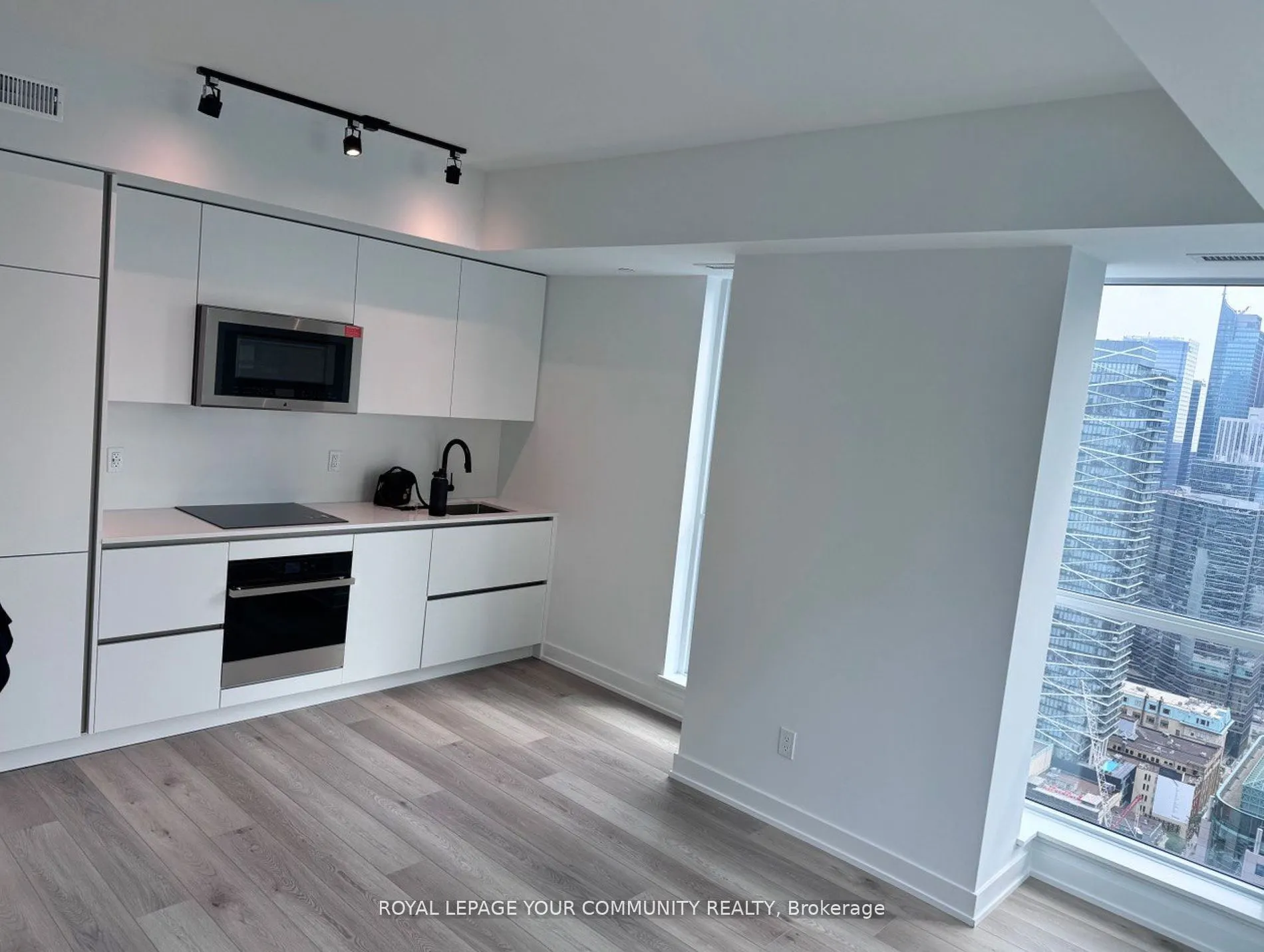 327 King Street W, #4702