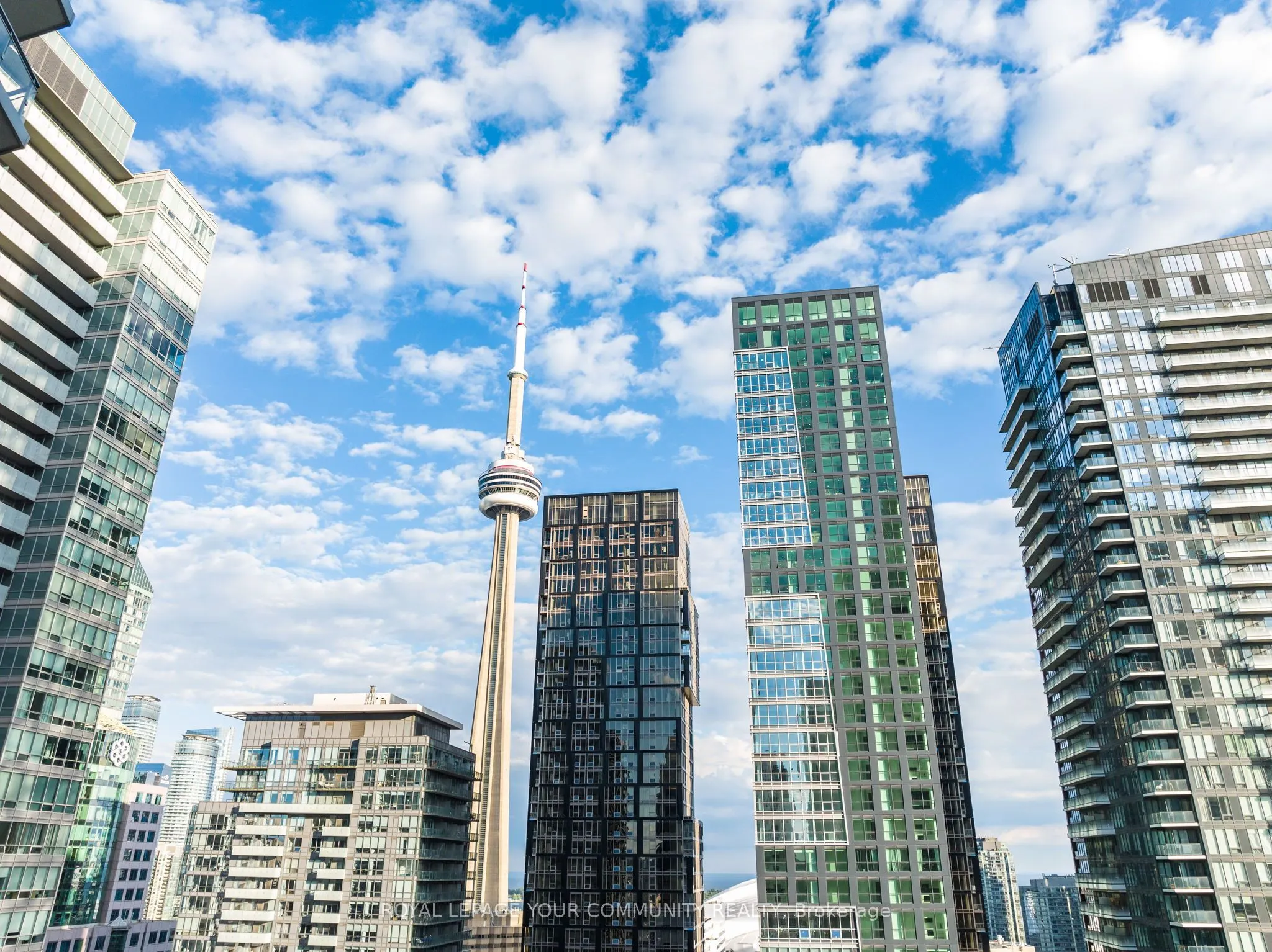 327 King Street W, #4702