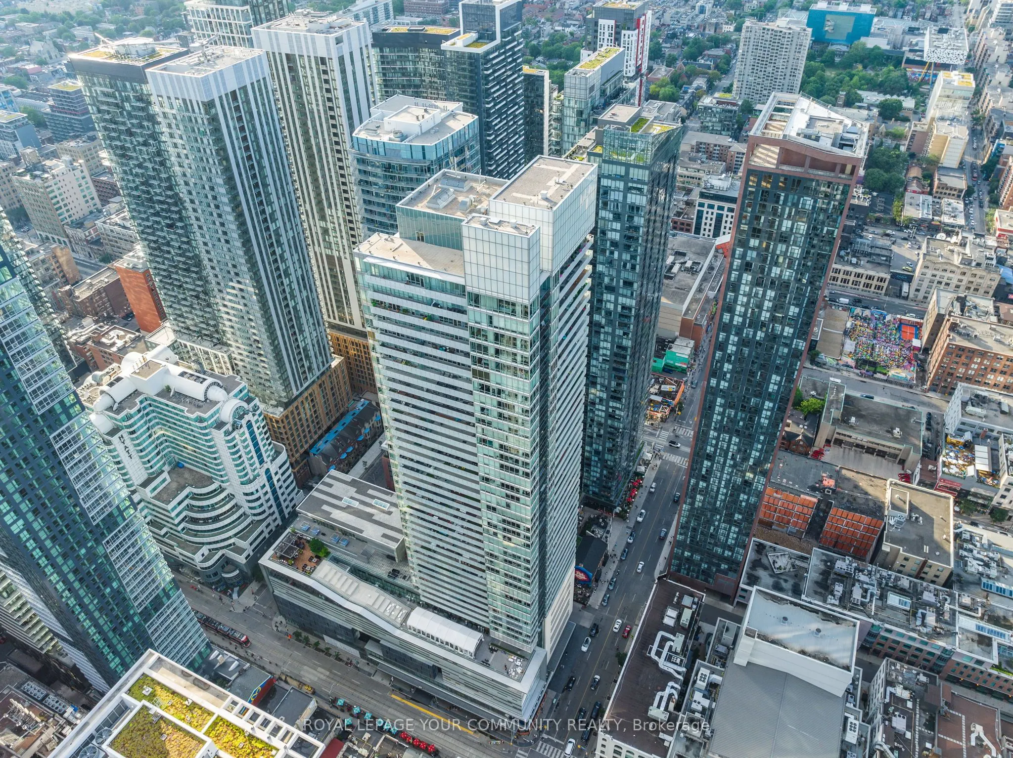 327 King Street W, #4702