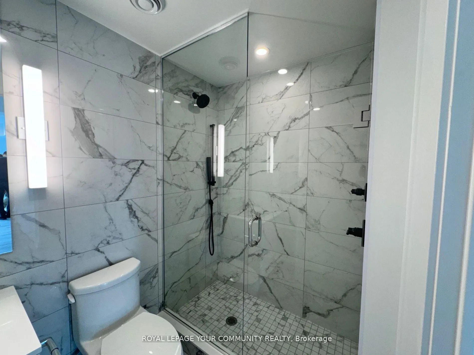 327 King Street W, #4702