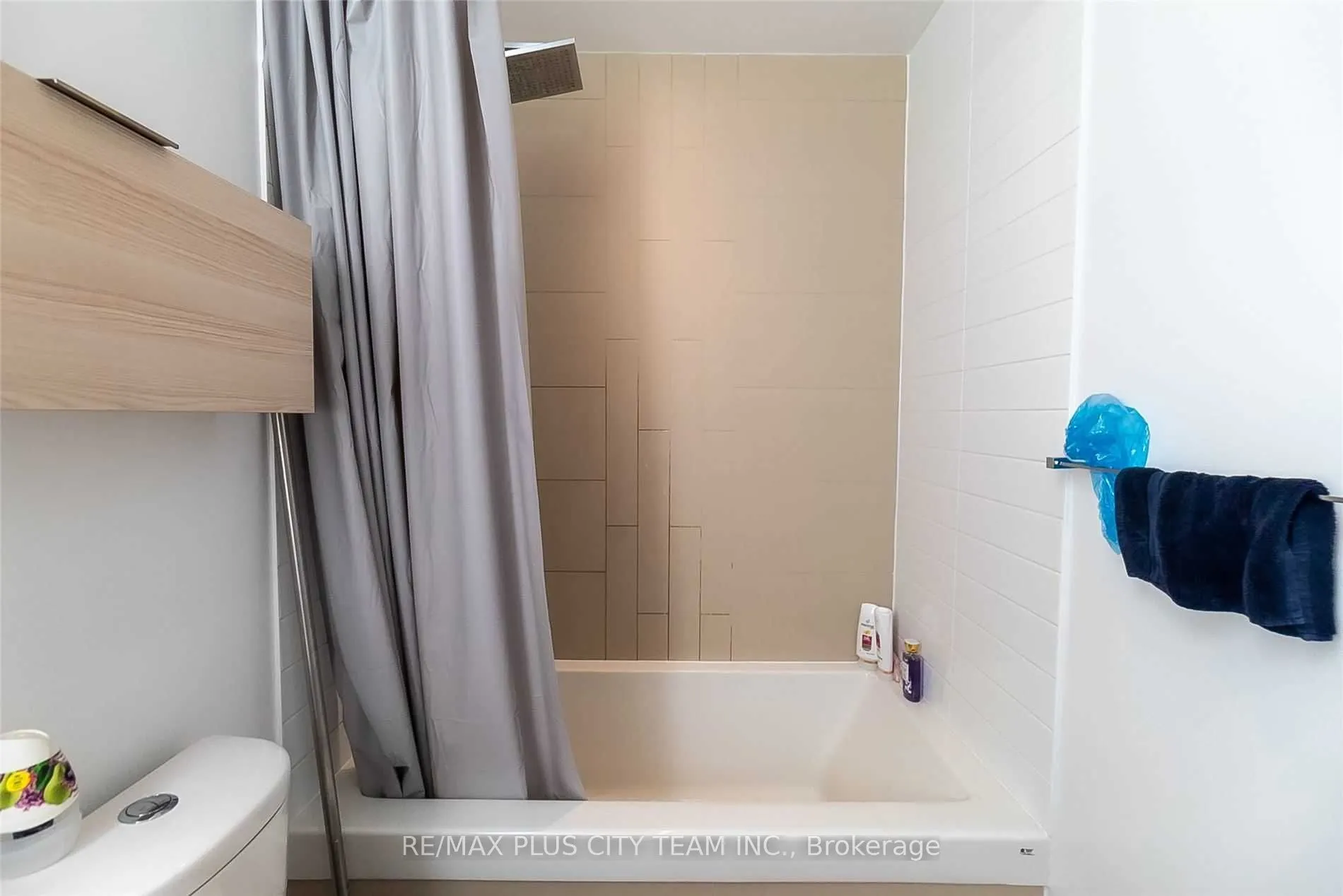 88 Scott Street, #1008