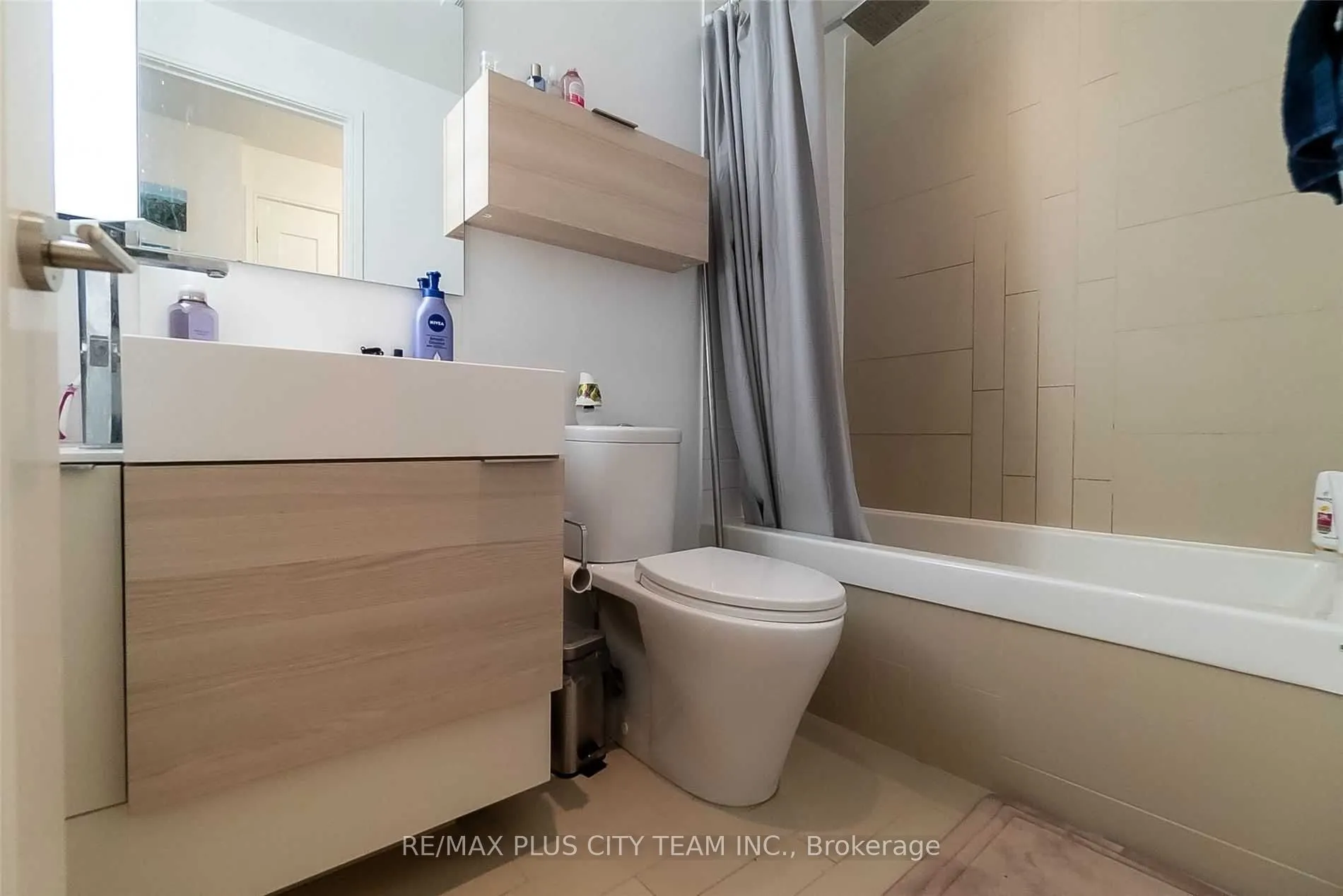 88 Scott Street, #1008