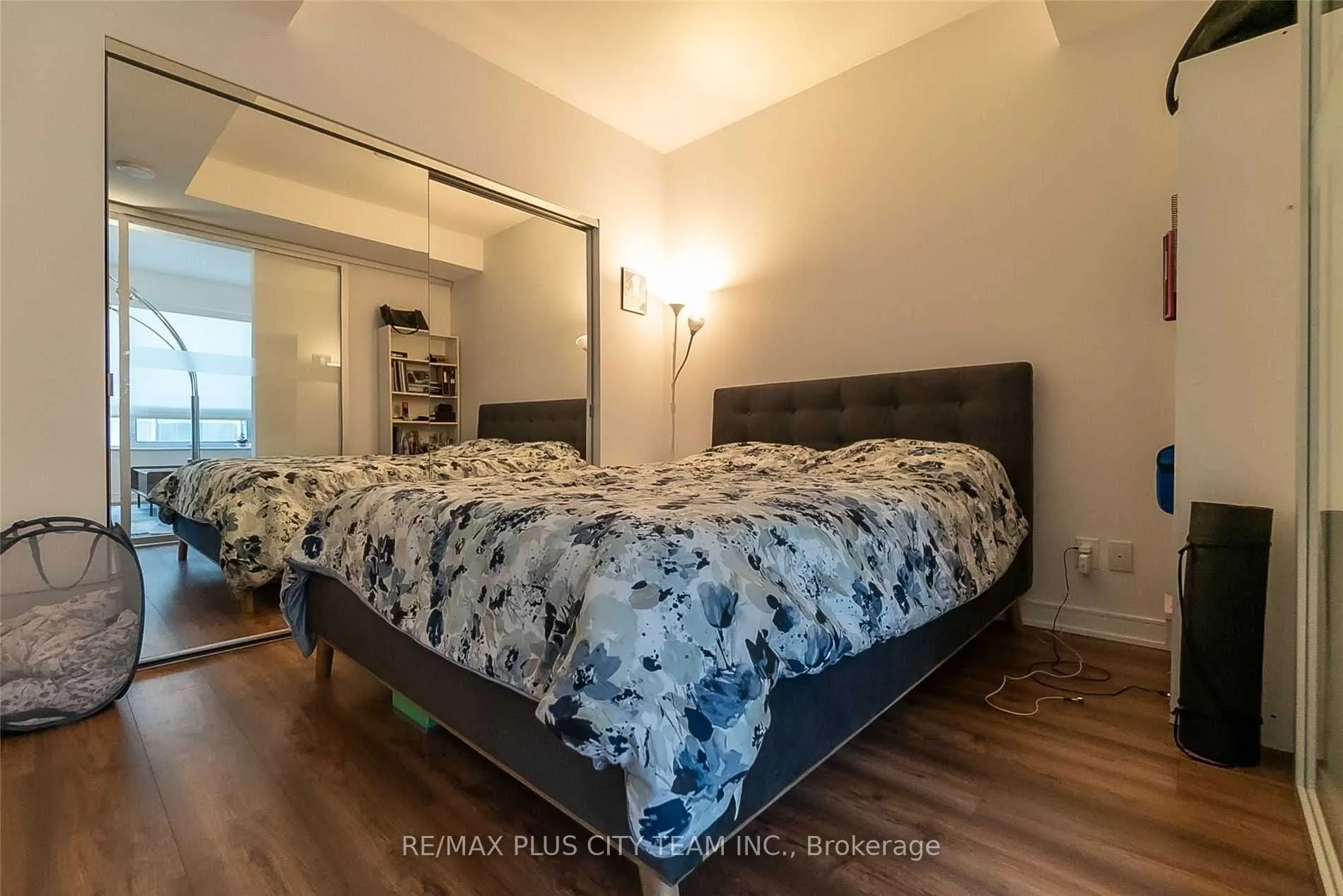 88 Scott Street, #1008