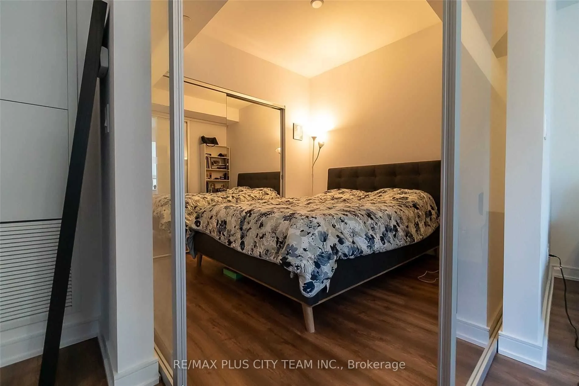 88 Scott Street, #1008