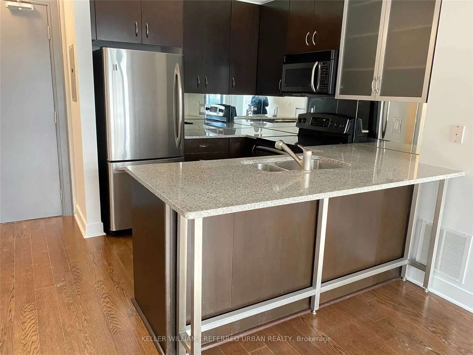 438 King Street W, #1401