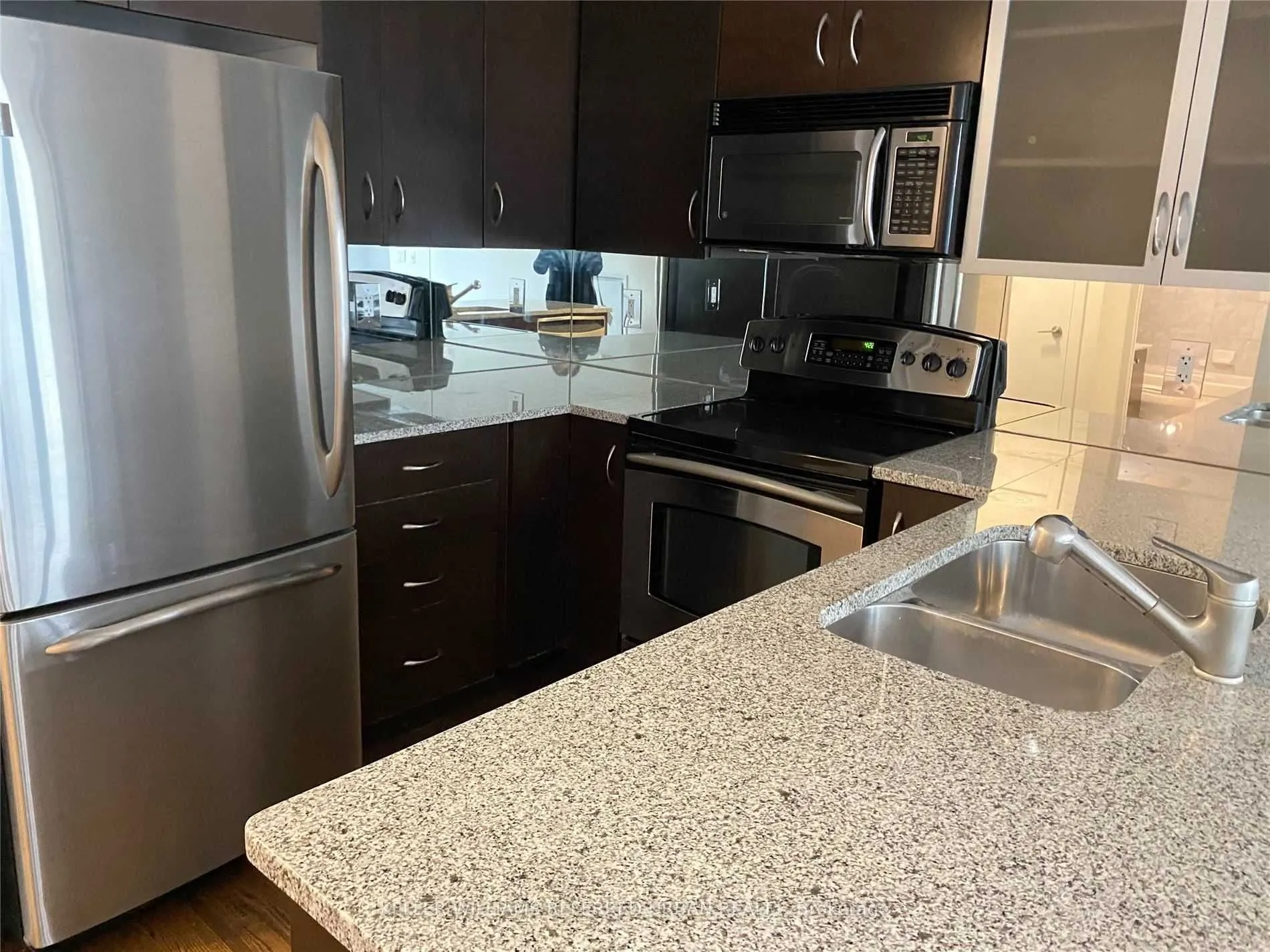 438 King Street W, #1401