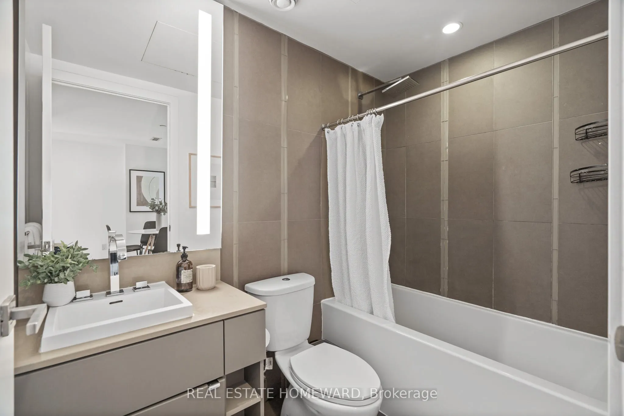 101 Peter Street, #606