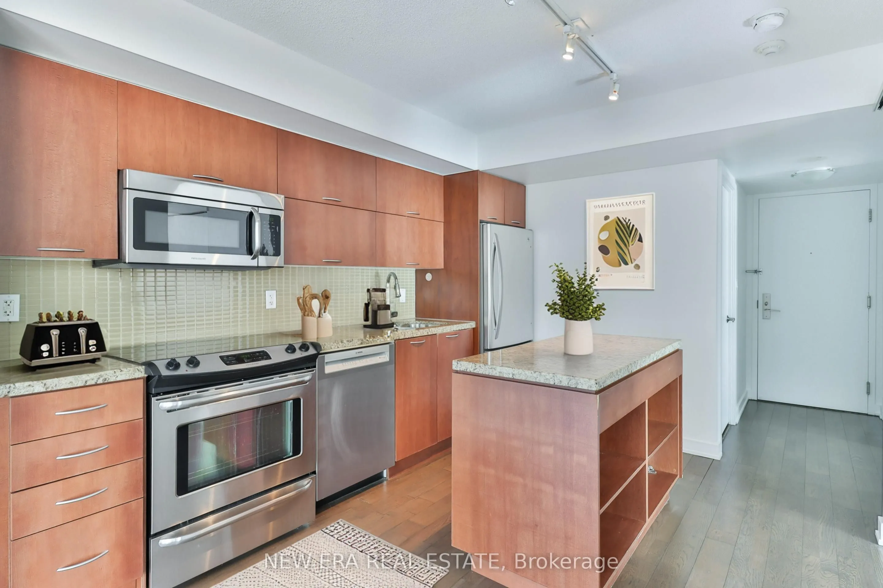 126 Simcoe Street, #411