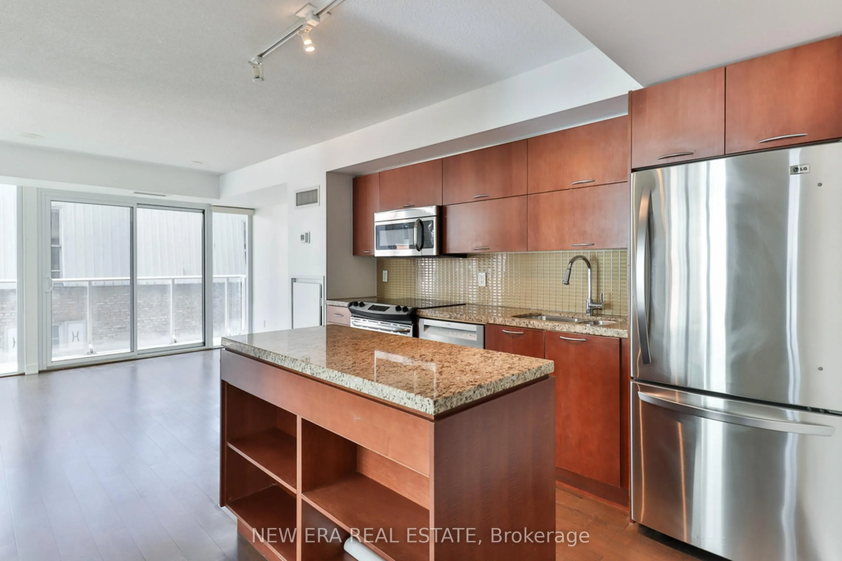 126 Simcoe Street, #411