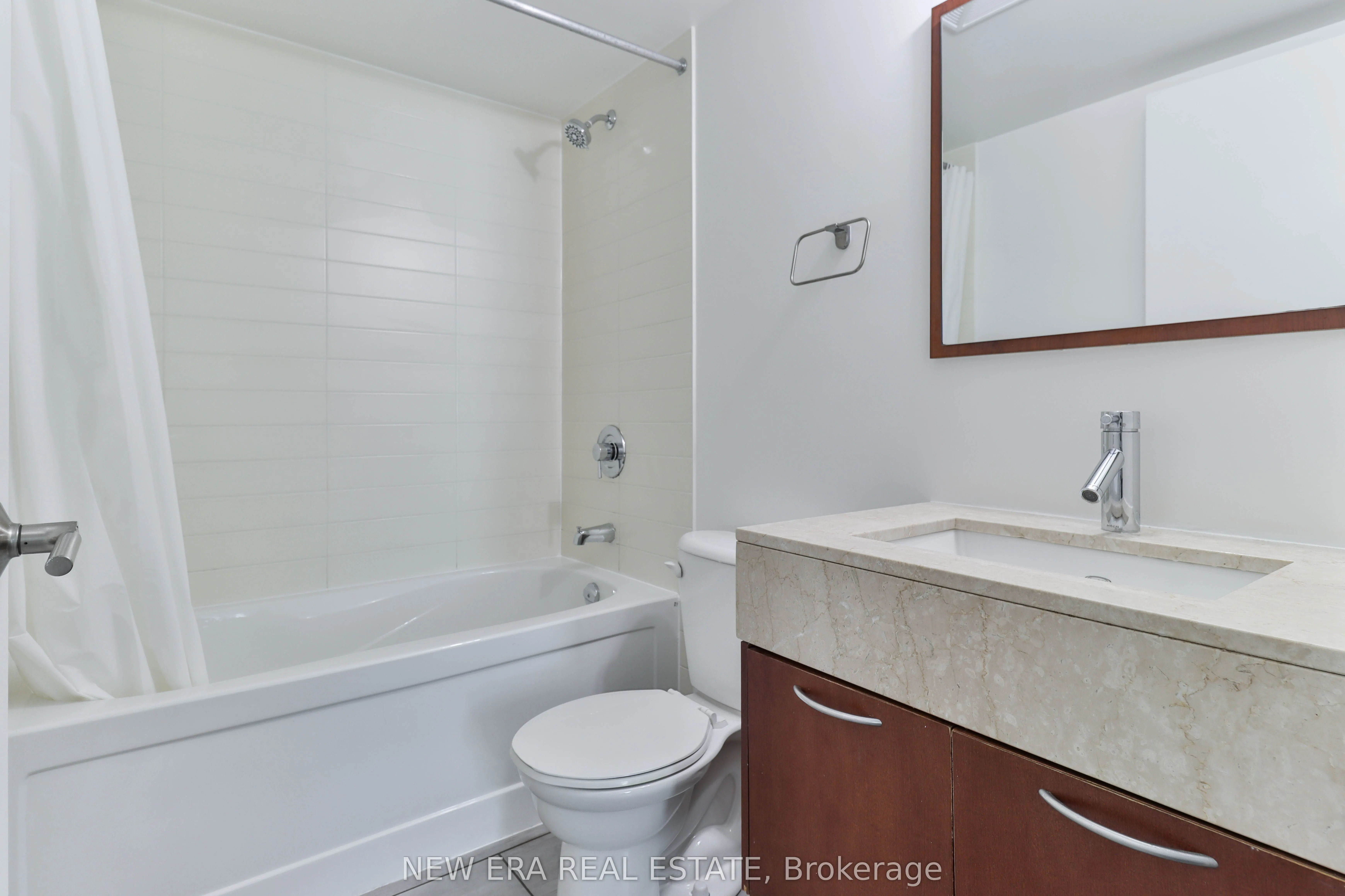 126 Simcoe Street, #411