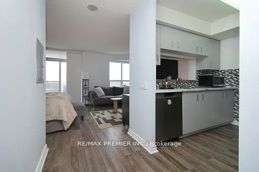 650 Lawrence Avenue, #721