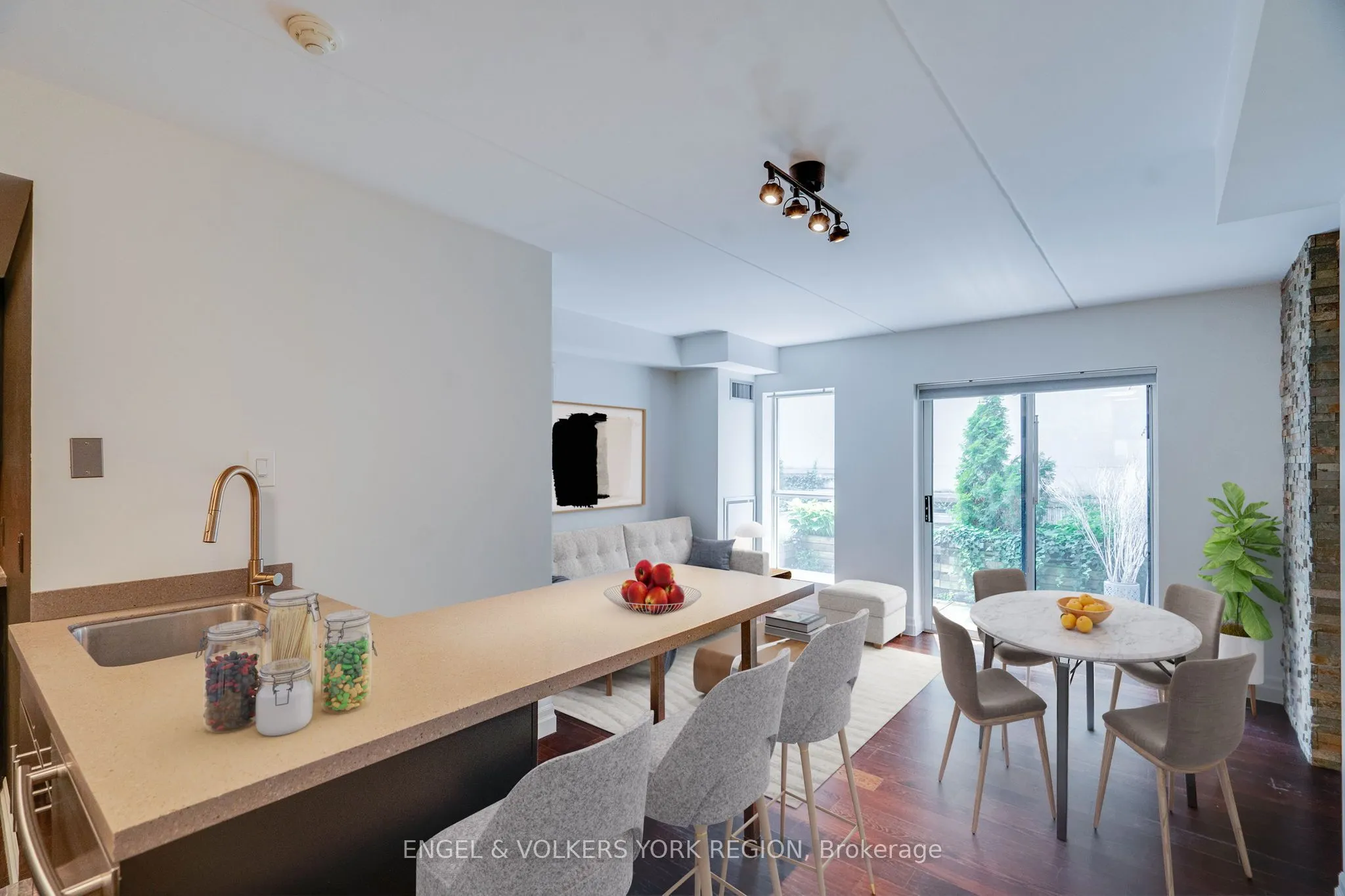 1174 Yonge Street, #203