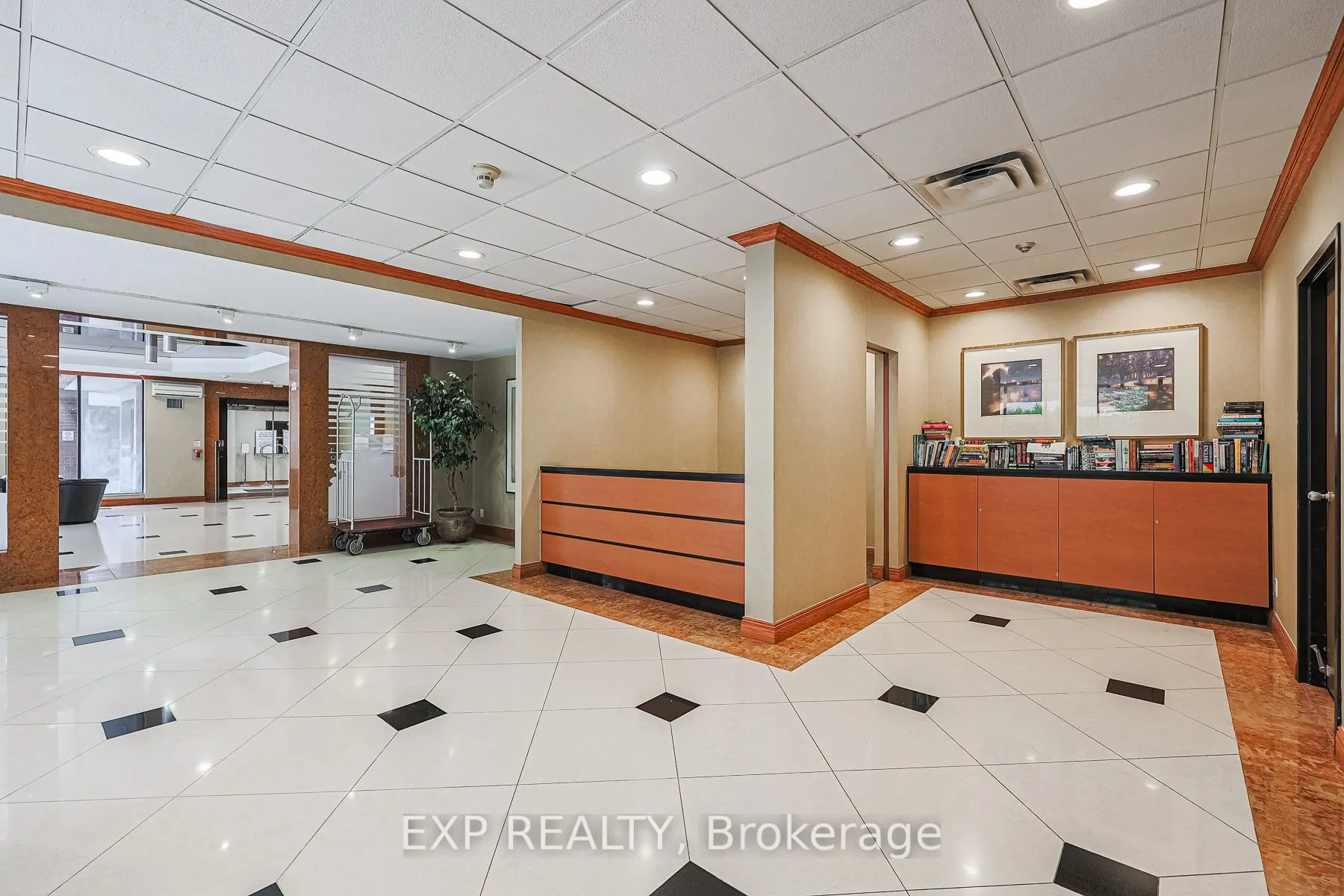 633 Bay Street, #318