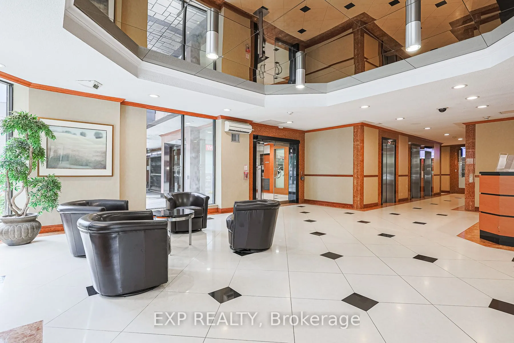 633 Bay Street, #318