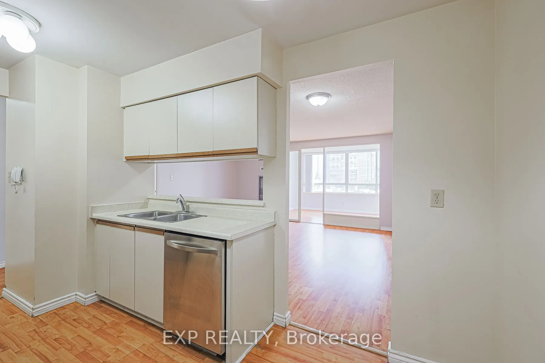 633 Bay Street, #318