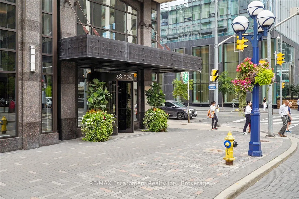 68 Yorkville Avenue, #304