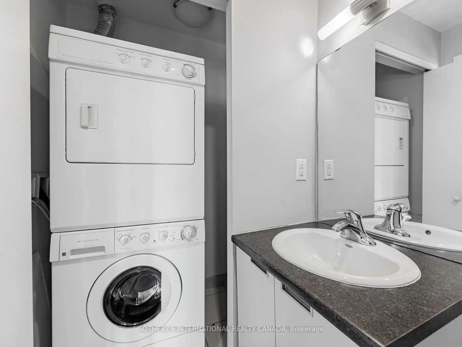 400 Wellington Street W, #1001