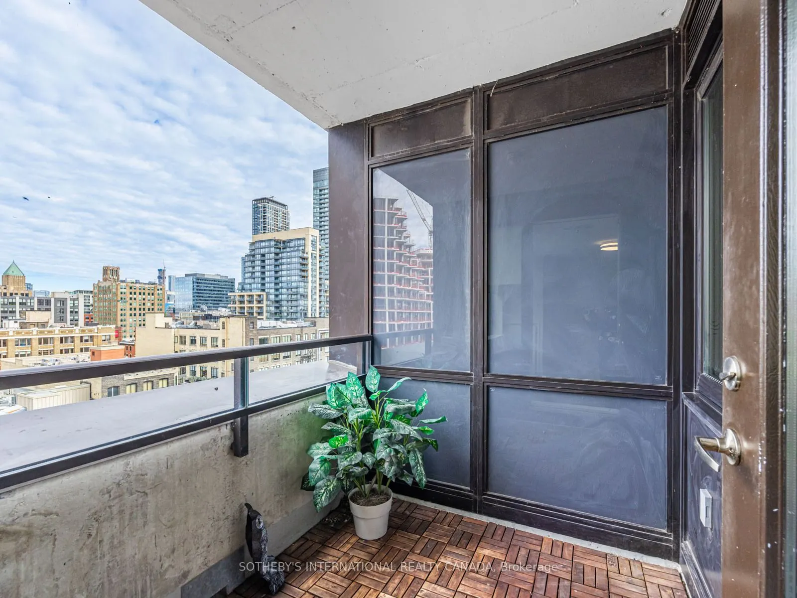 400 Wellington Street W, #1001