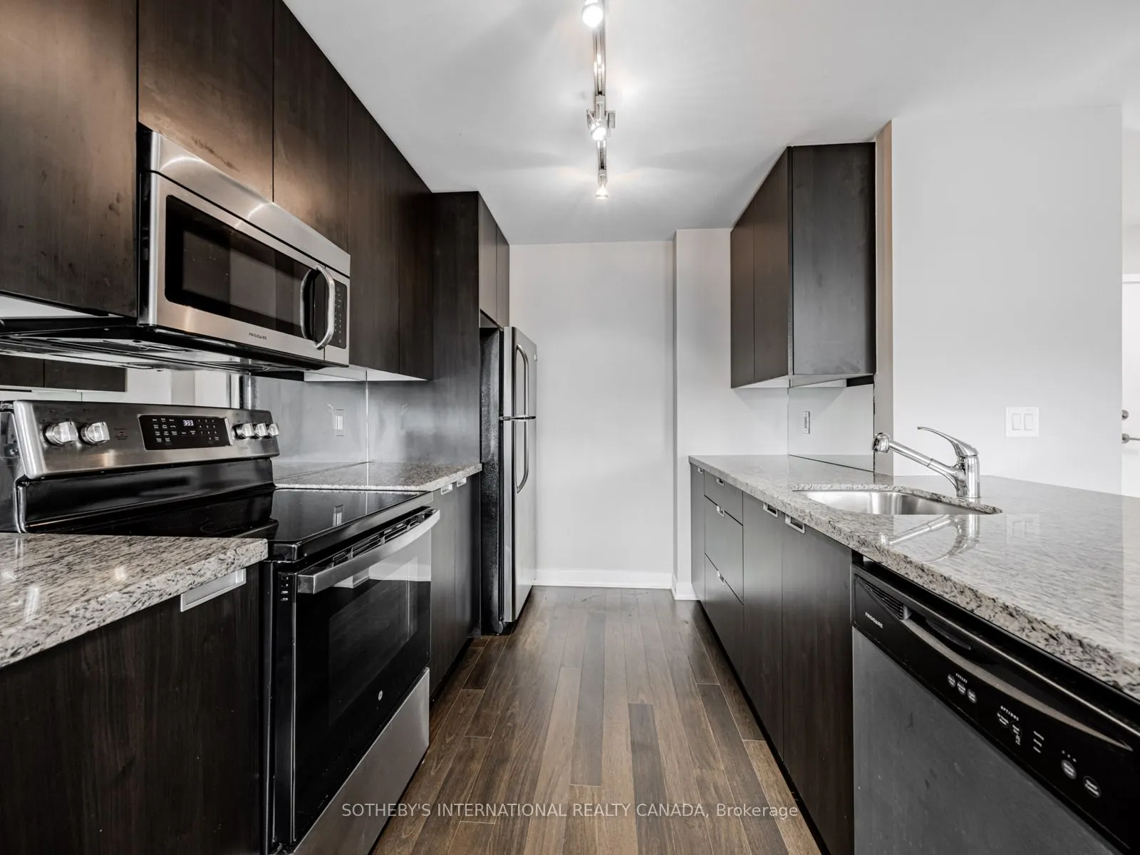 400 Wellington Street W, #1001