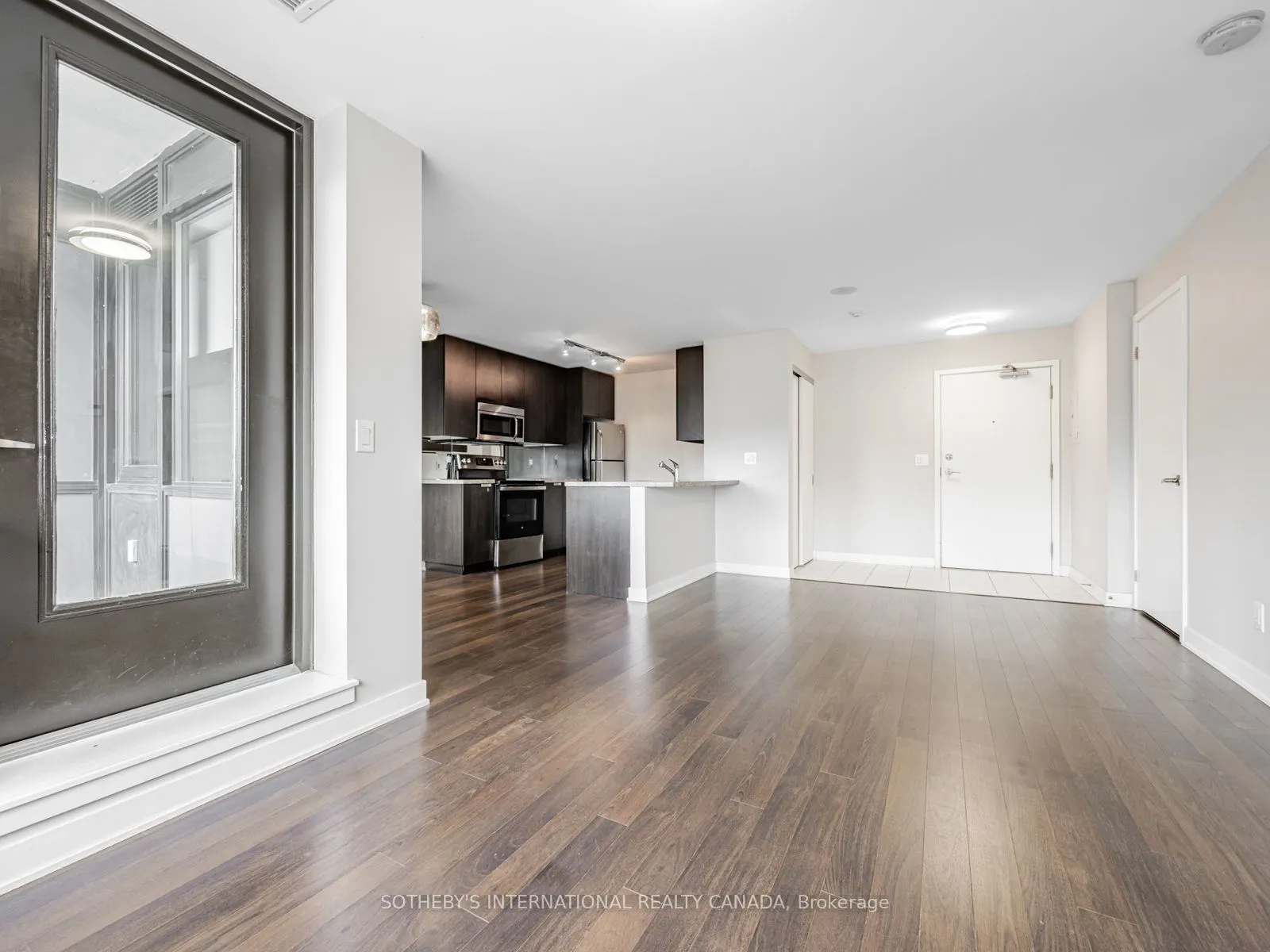 400 Wellington Street W, #1001