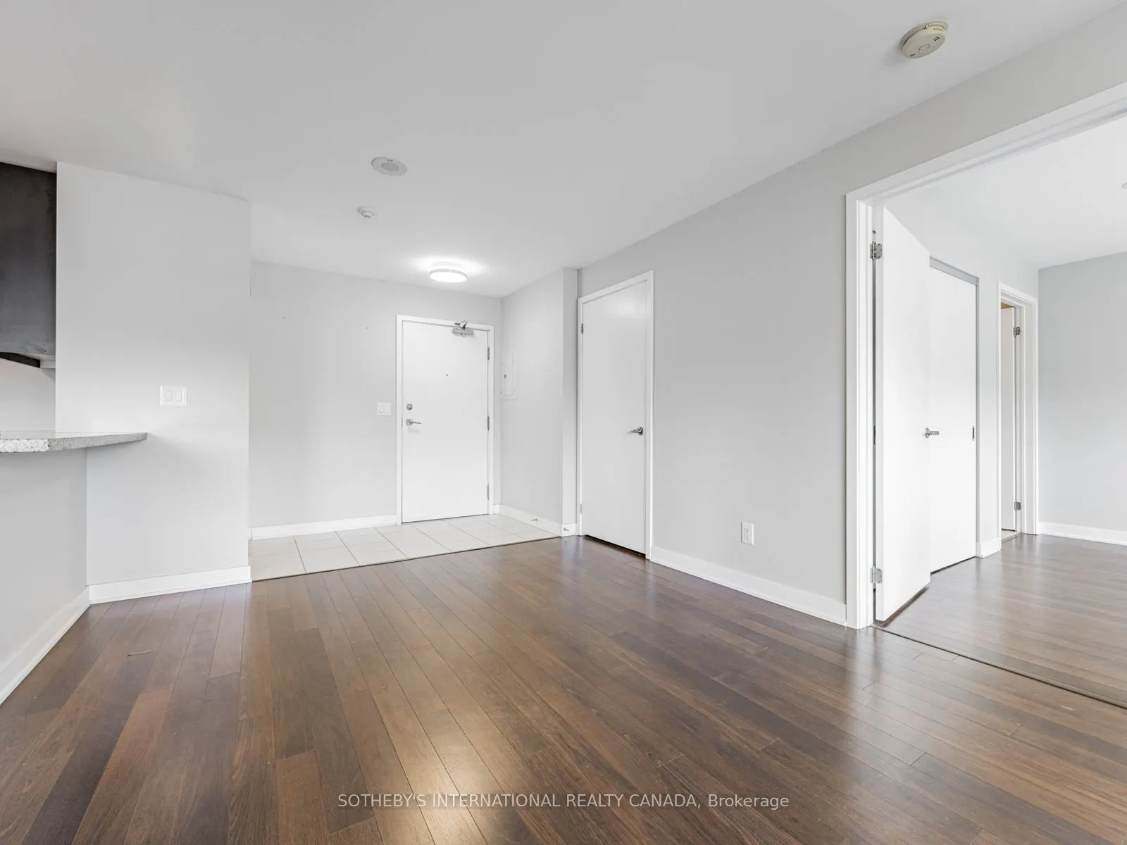 400 Wellington Street W, #1001