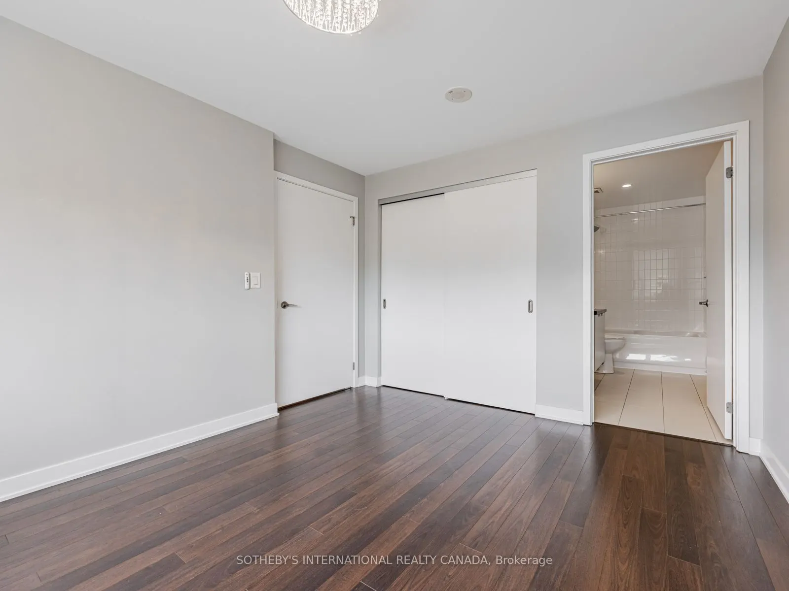 400 Wellington Street W, #1001