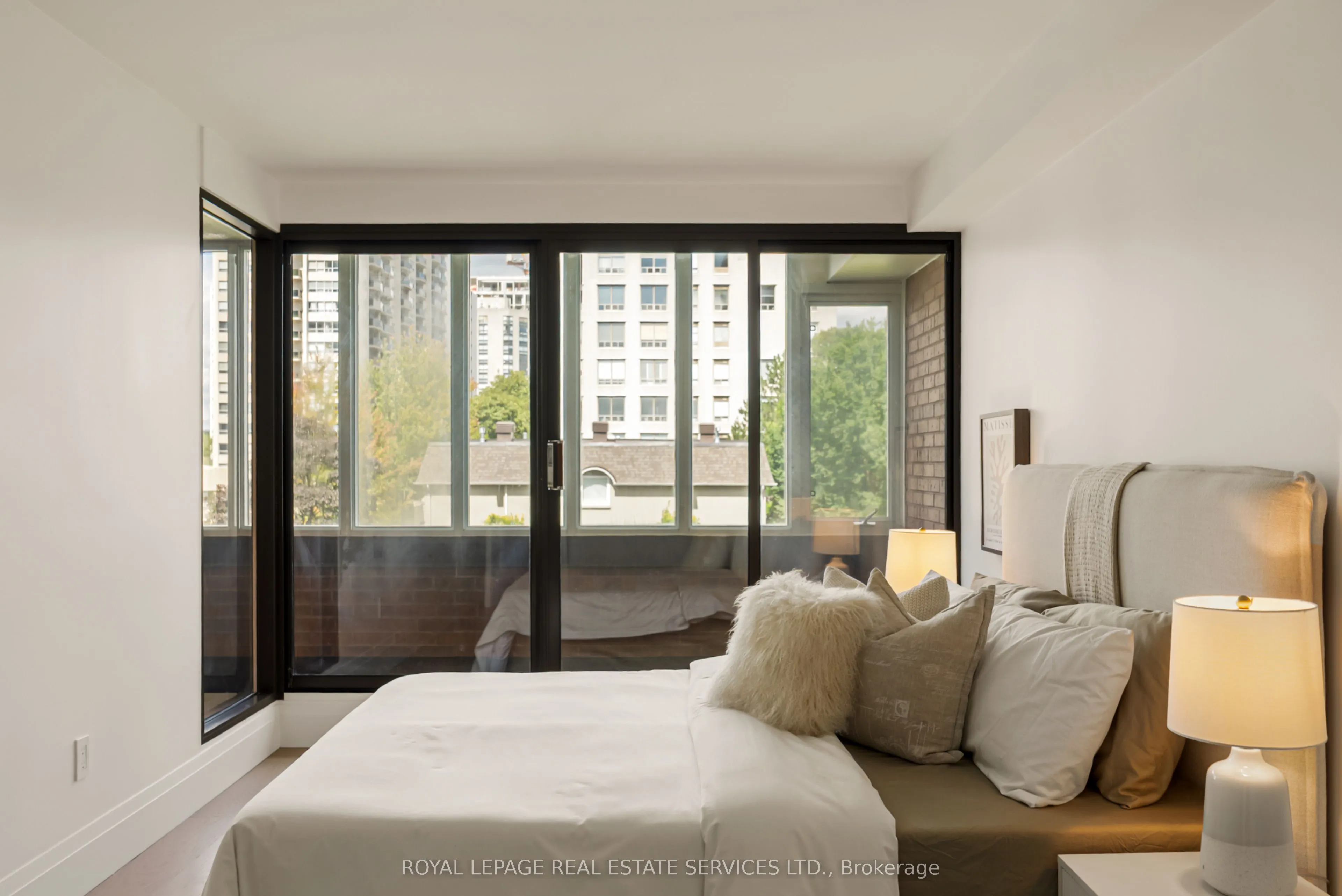 349 St.Clair Avenue W, #402