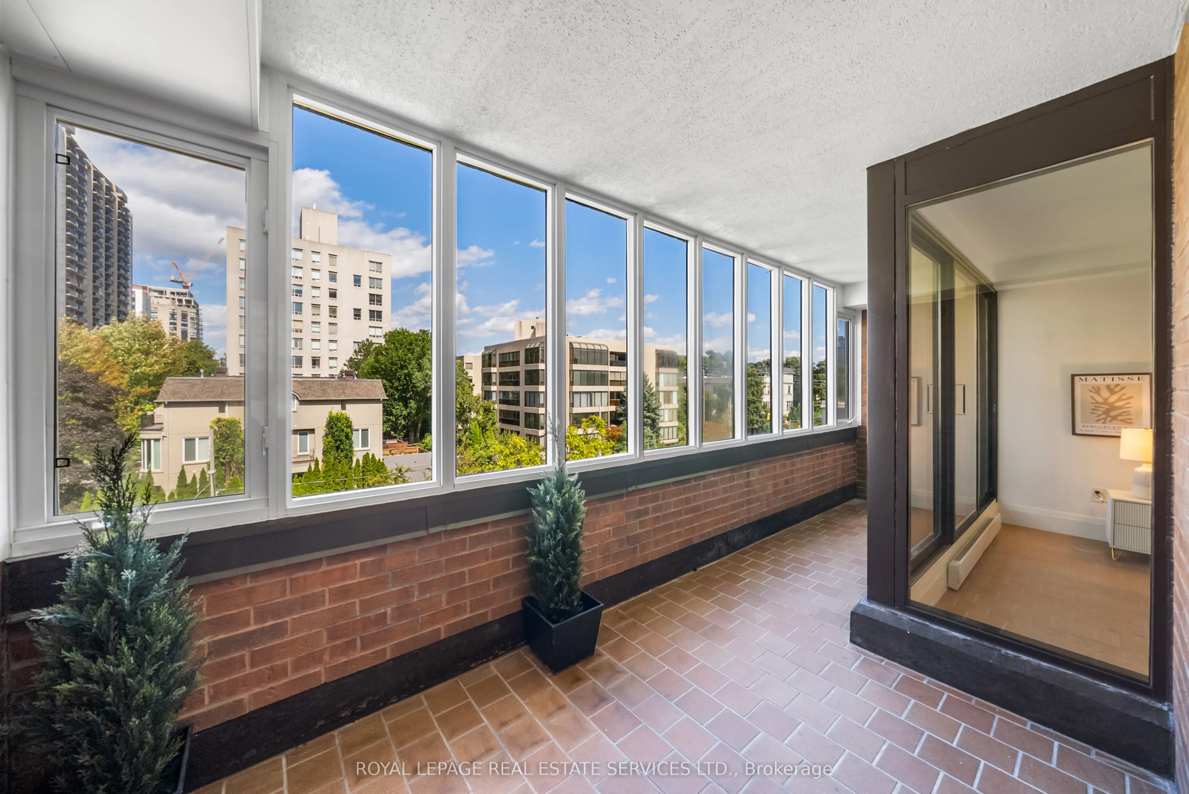 349 St.Clair Avenue W, #402