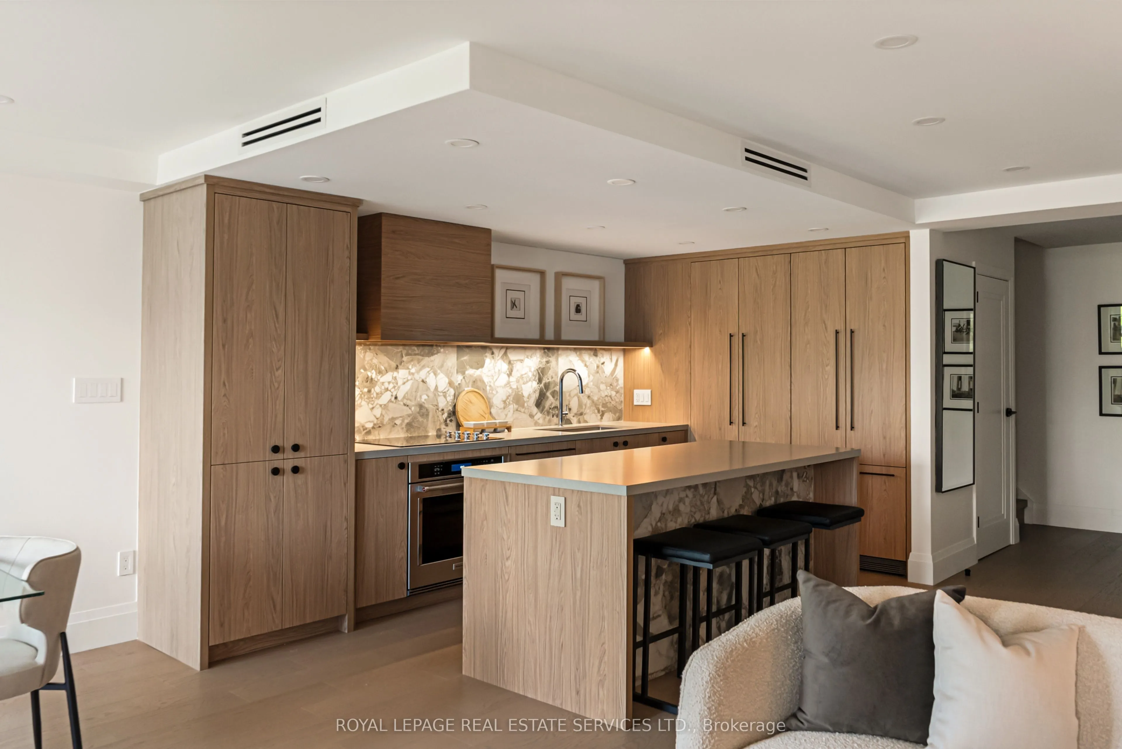 349 St.Clair Avenue W, #402