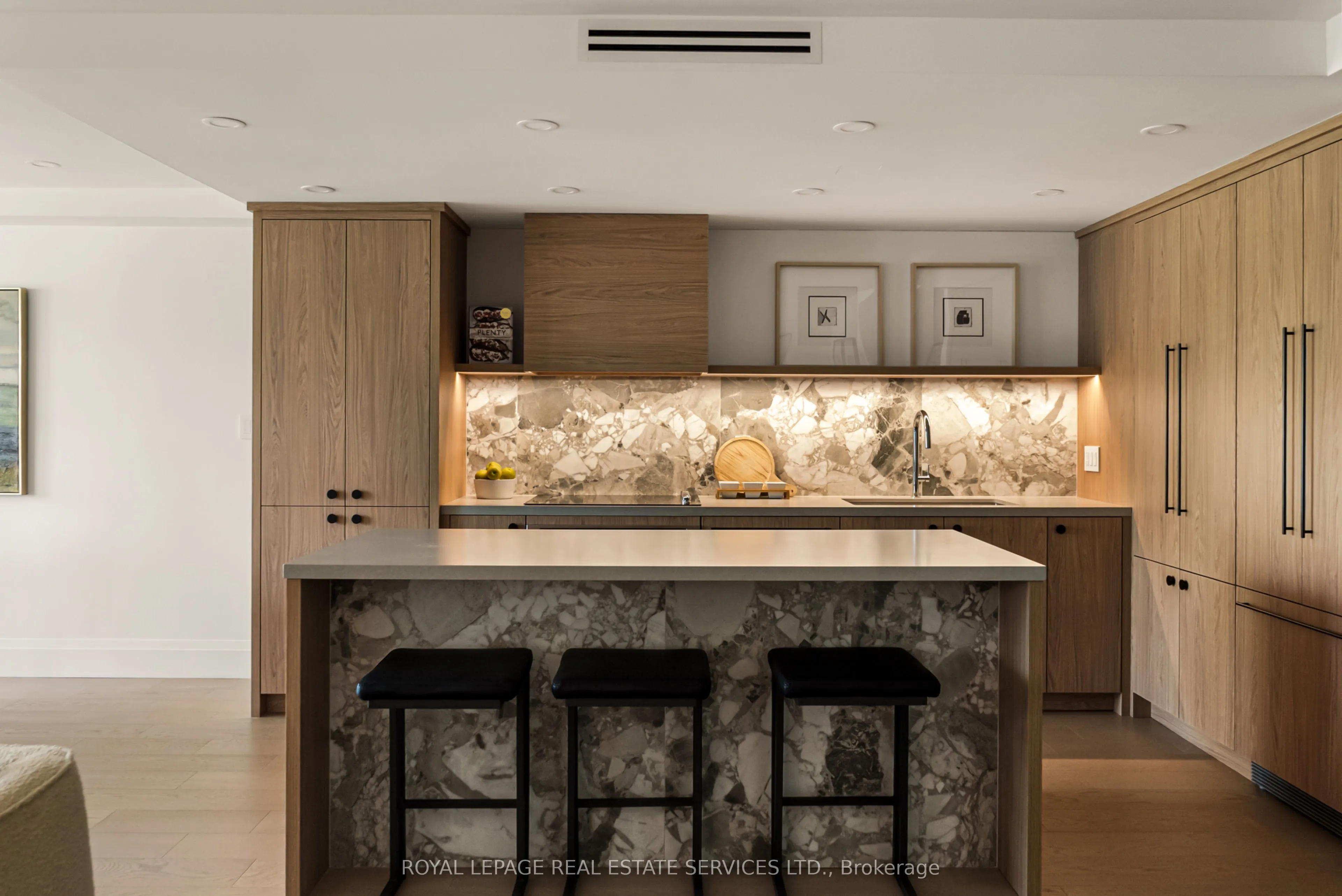 349 St.Clair Avenue W, #402