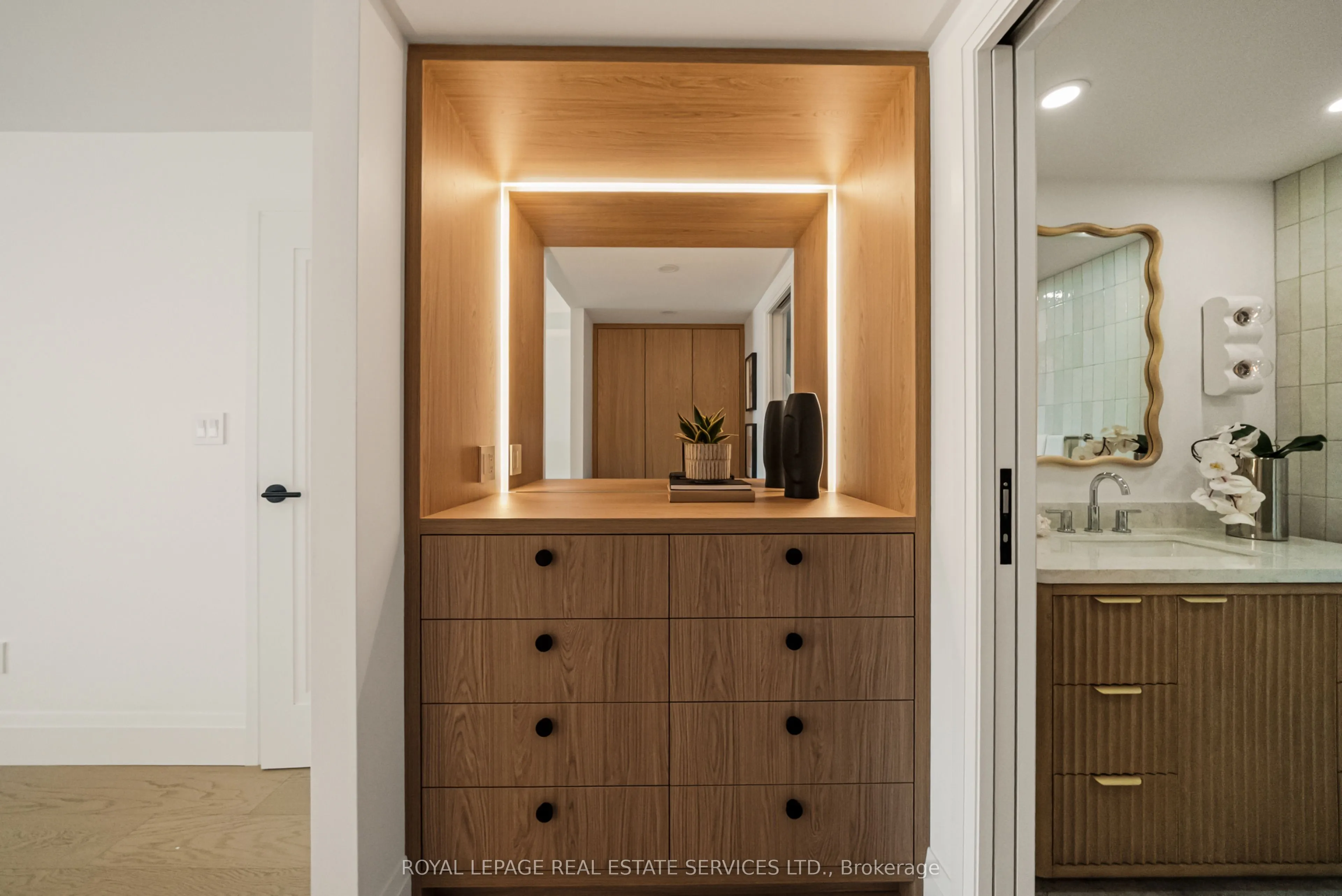 349 St.Clair Avenue W, #402