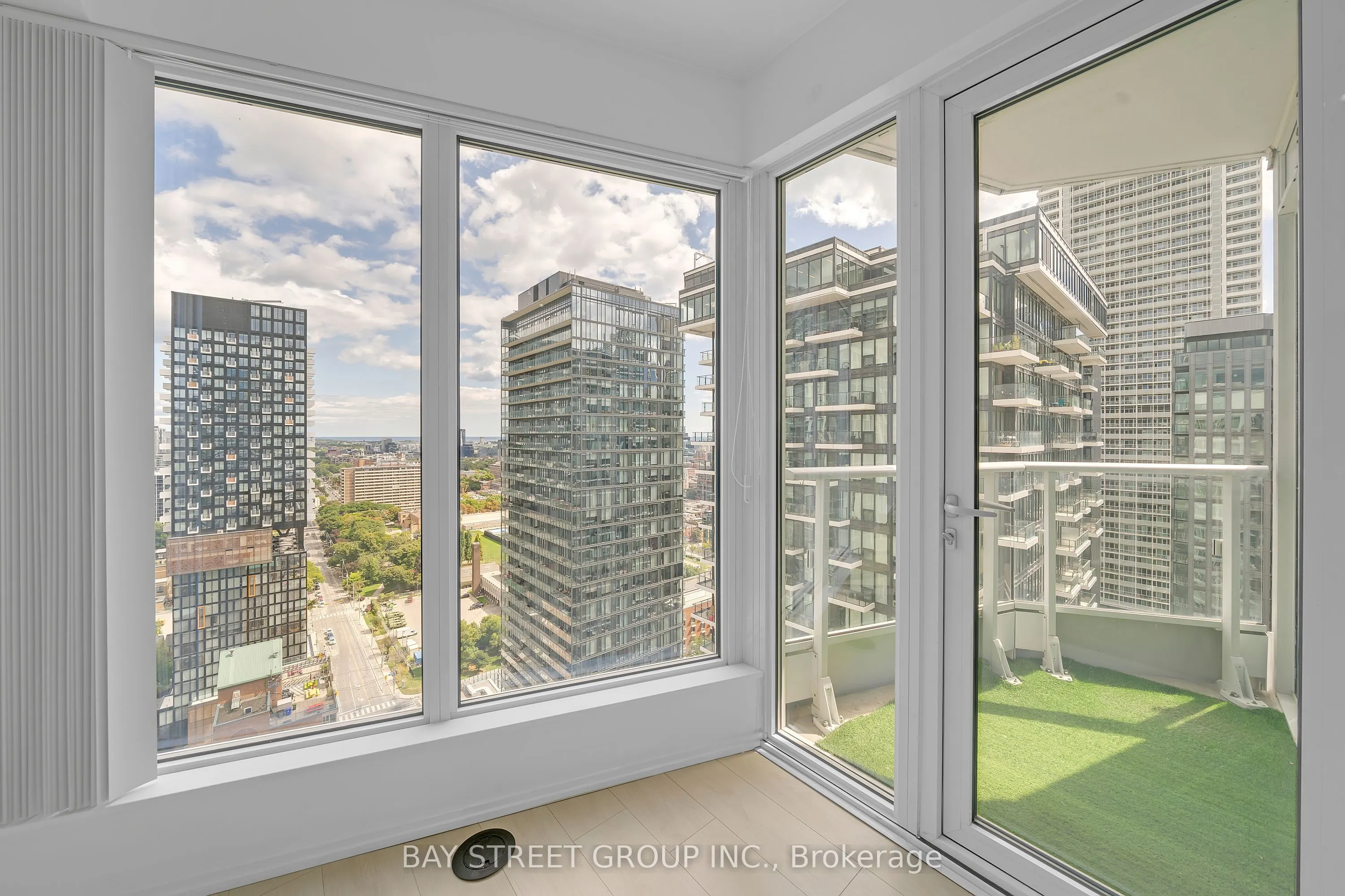 68 Shuter Street, #2802