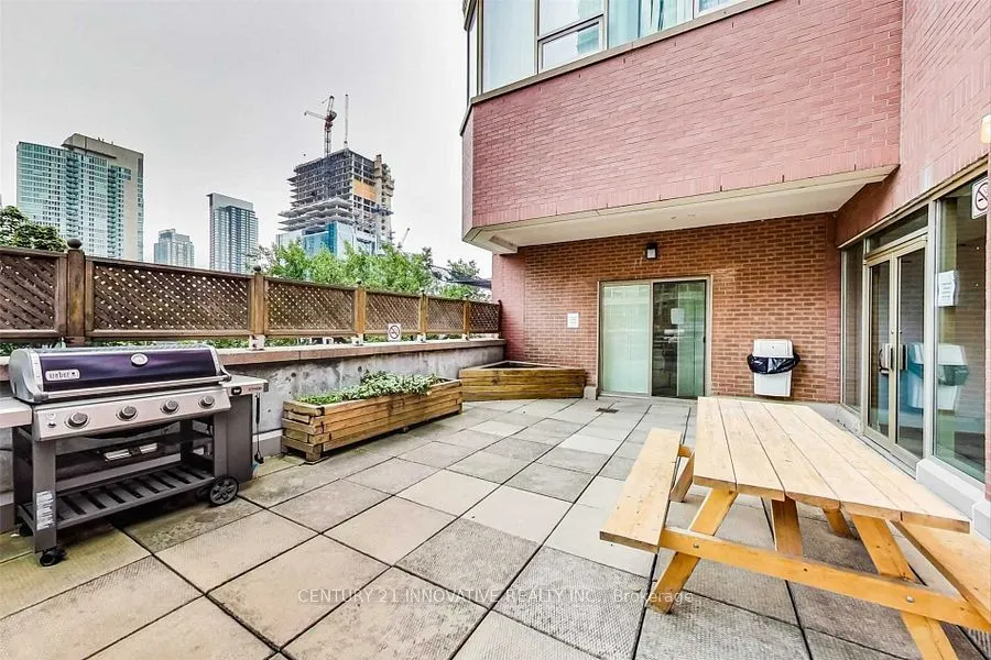 393 King Street W, #302