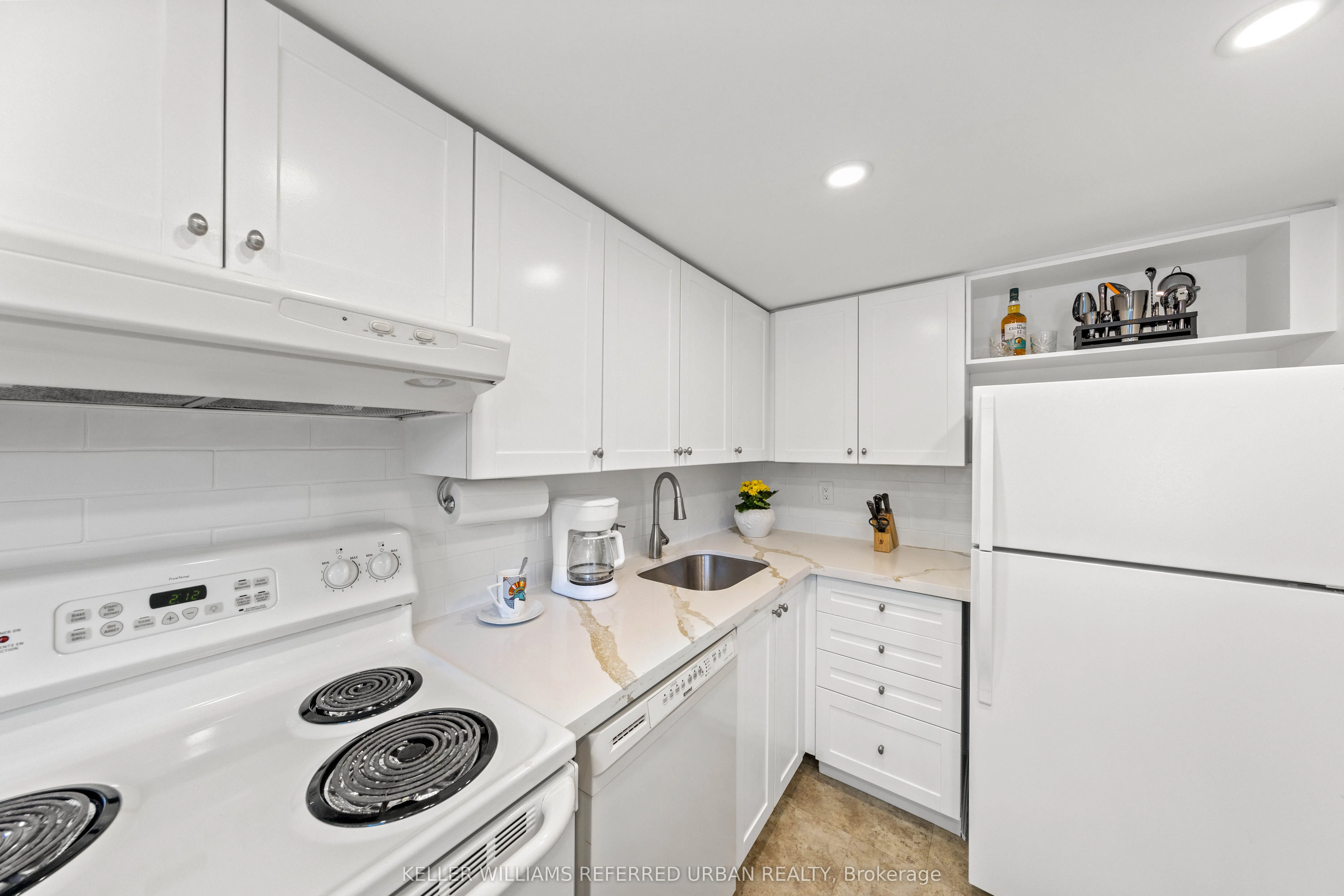 574 Wellington Street W, #618