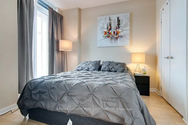 208 Queens Quay W, #3206
