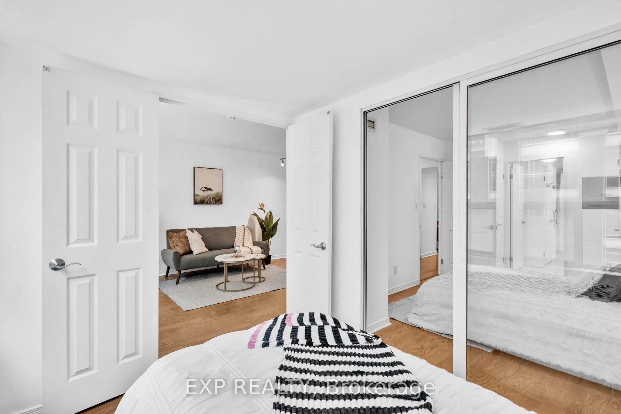 230 King Street E, #812