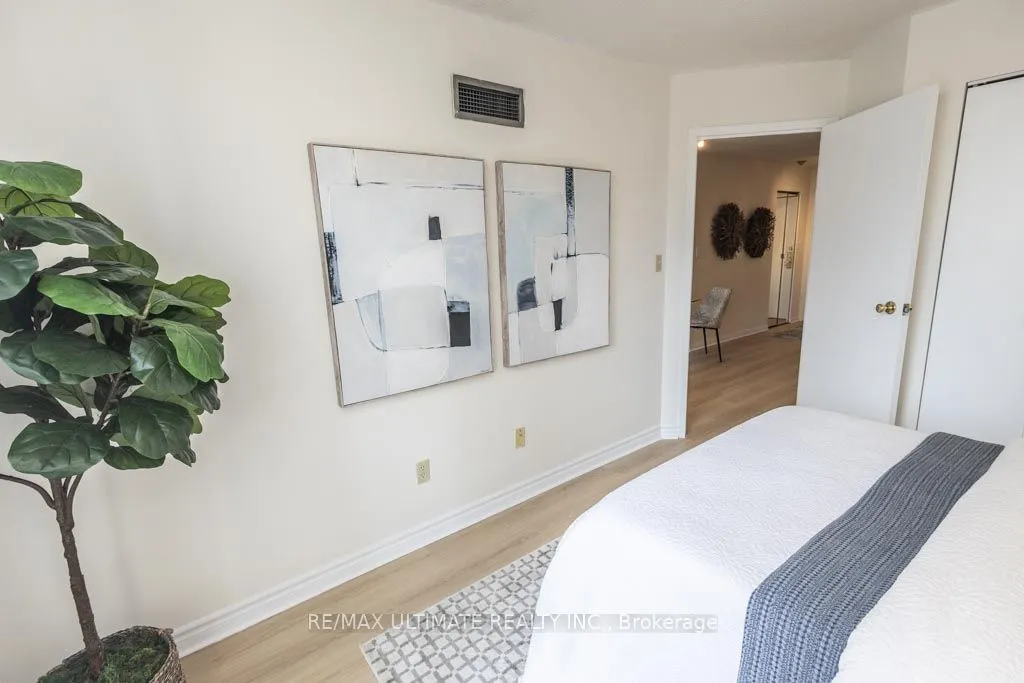 25 Grenville Street, #1010